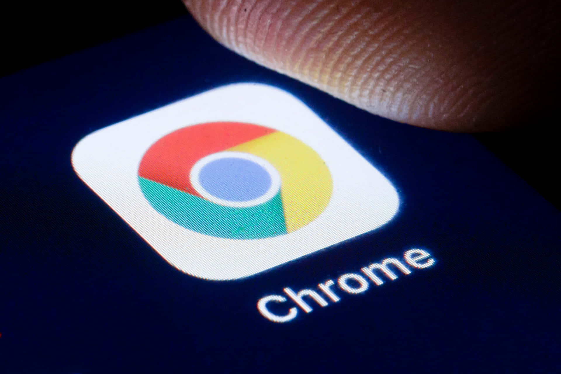 手指即將點擊智能手機屏幕上的Chrome瀏覽器應用程式圖標。