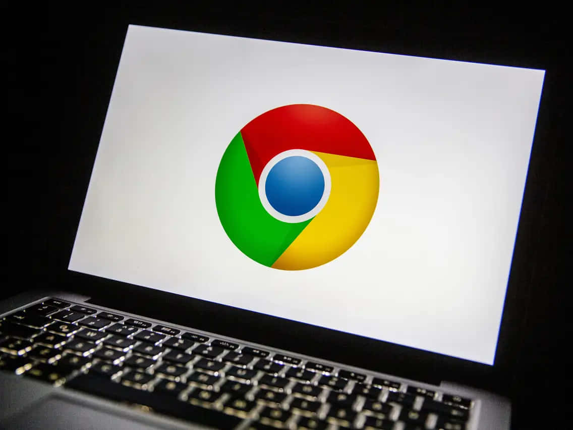 手提電腦屏幕顯示Google Chrome標誌，鍵盤可見。