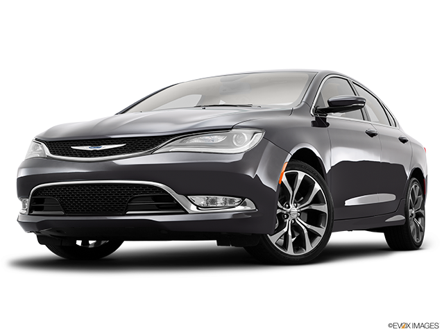 黑色 Chrysler 車款側面視圖 壁紙 — 一輛時尚的深灰色克萊斯勒轎車，帶有鍍鉻裝飾和時尚合金輪圈，在工作室燈光下展示。