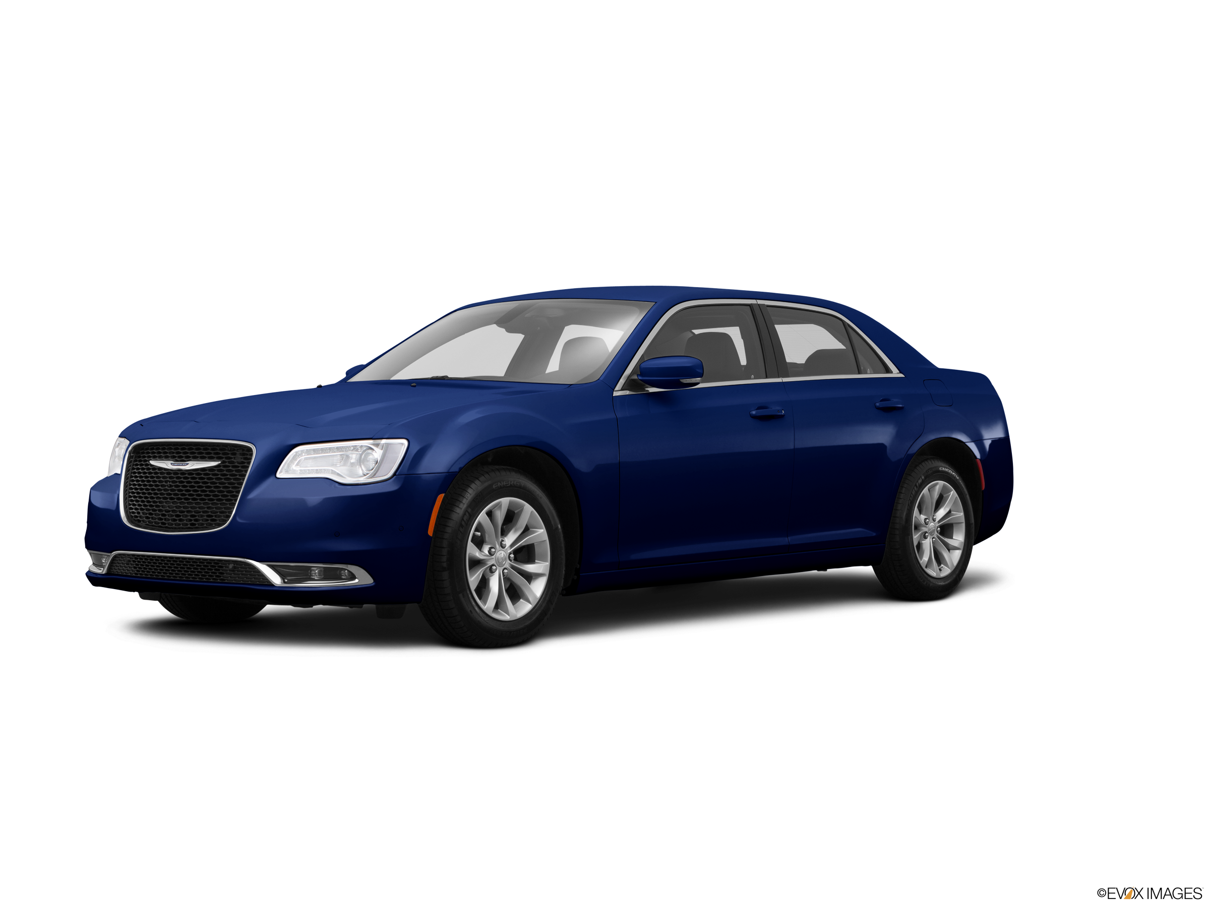 藍色 Chrysler 車側影 壁紙 — 一輛時尚的藍色克萊斯勒轎車側面展示在純白色背景上，下方有黑色陰影。