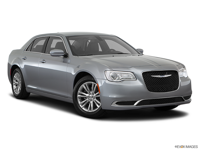 銀色 Chrysler 車款側面視圖 壁紙 — 一輛時尚的銀色Chrysler轎車，在工作室燈光下展示，背景為潔淨白色，帶有黑色陰影。