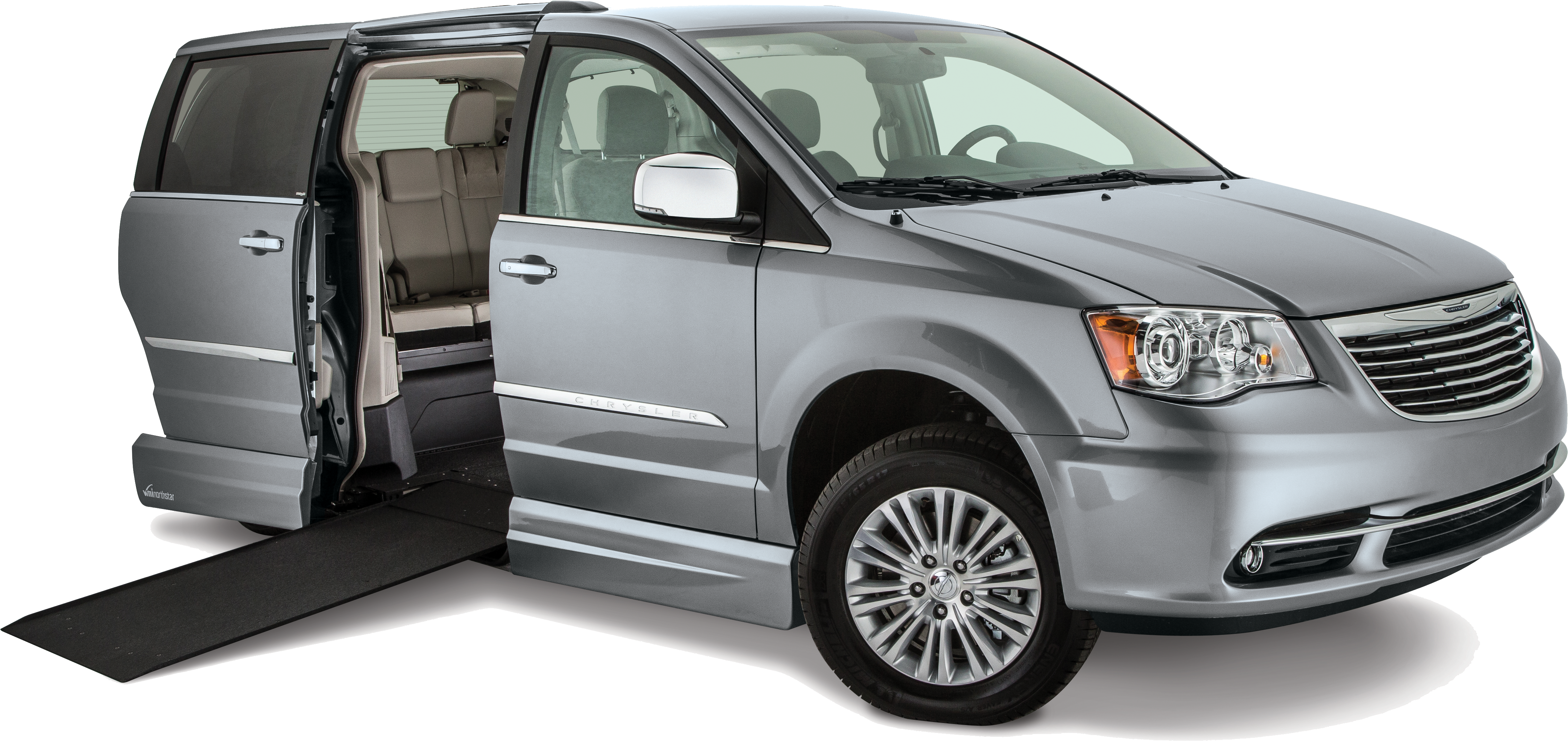銀色Chrysler Town & Country休旅車配斜坡 壁紙 — 一輛銀色無障礙輪椅客貨車，側門打開，斜板展開，背景為黑色。