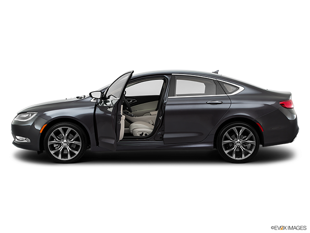 深色 Chrysler 車款側面視圖（車門開啟） 壁紙 — 一輛時尚的深灰色轎車，車門敞開，露出米色內飾，背景為純白色。