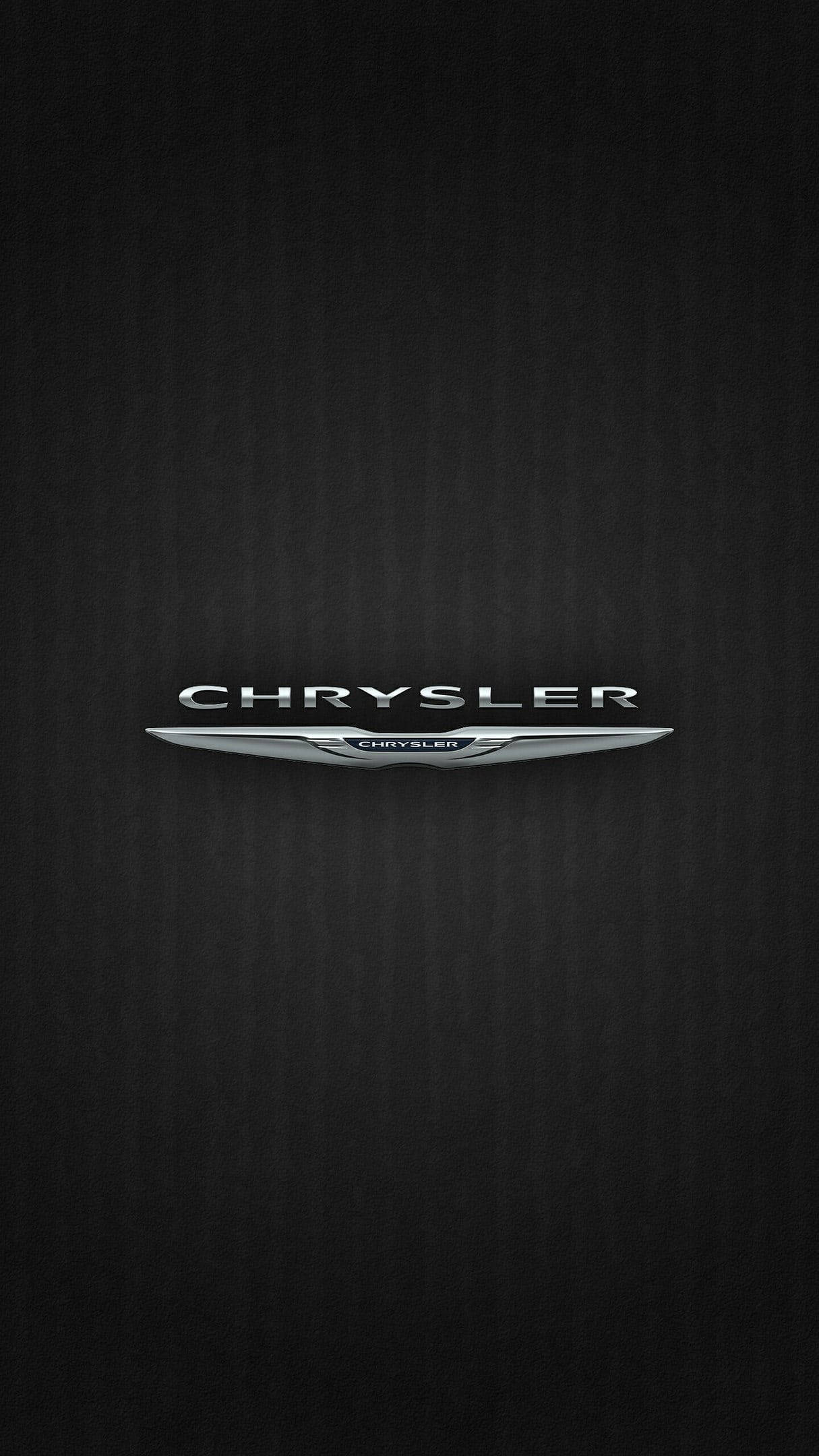 Chrysler 車廠標誌 壁紙 — 閃亮的銀色 Chrysler 標誌居中於帶有細微垂直紋理的黑色背景上。