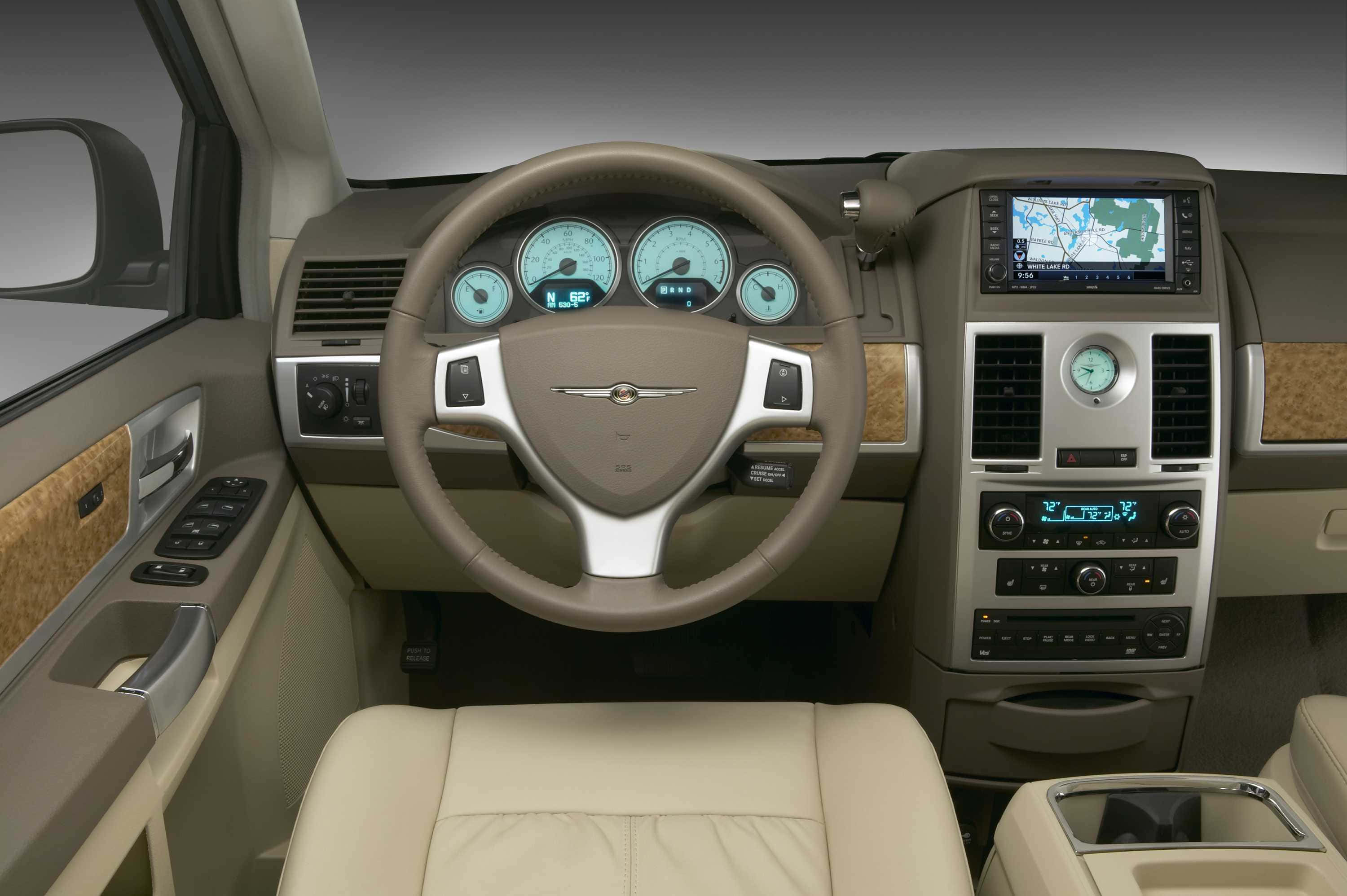 Chrysler Voyager 桌布 壁紙 — Chrysler 車輛豪華米色內飾，展示皮革座椅、數碼儀表板和木飾。