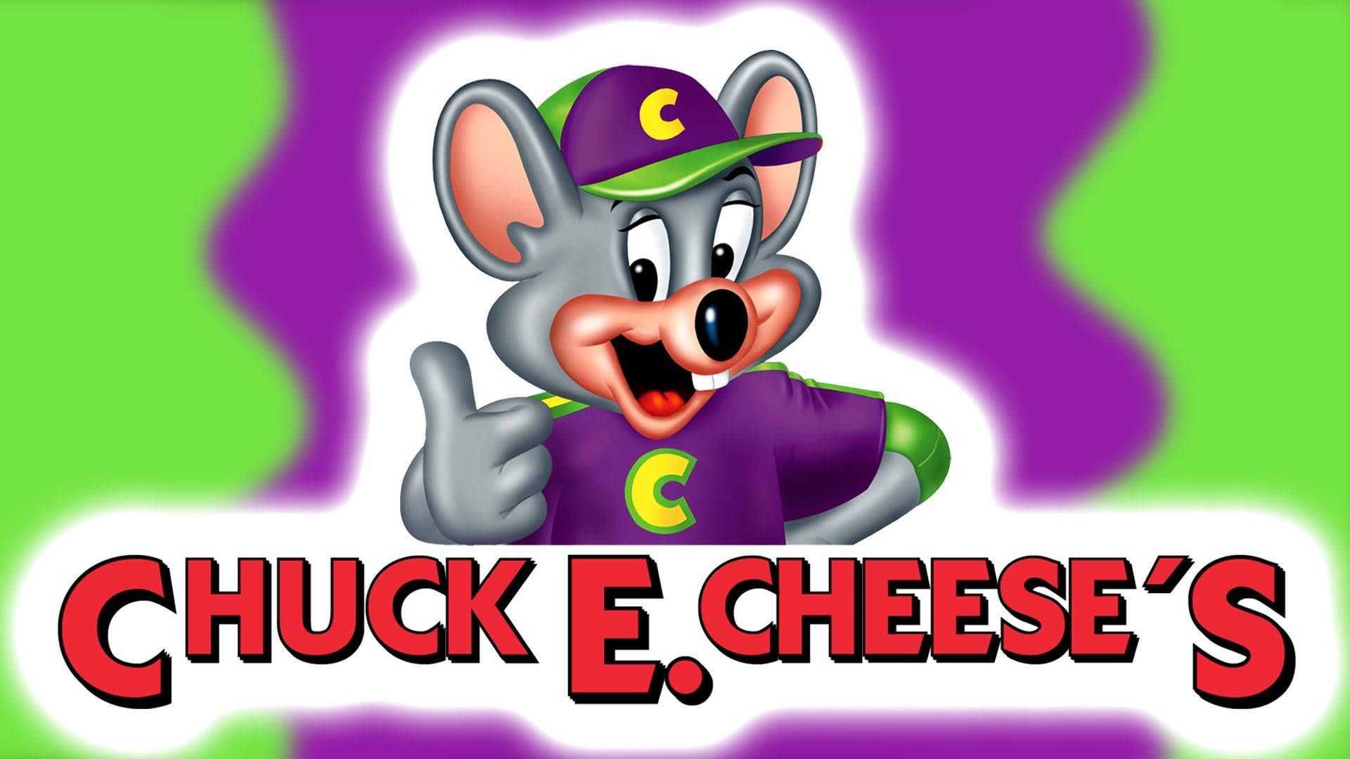 Chuck E Cheese數位標誌 壁紙 — Chuck E. Cheese 吉祥物穿著紫色帽子和襯衫，在綠色和紫色背景前豎起大拇指。