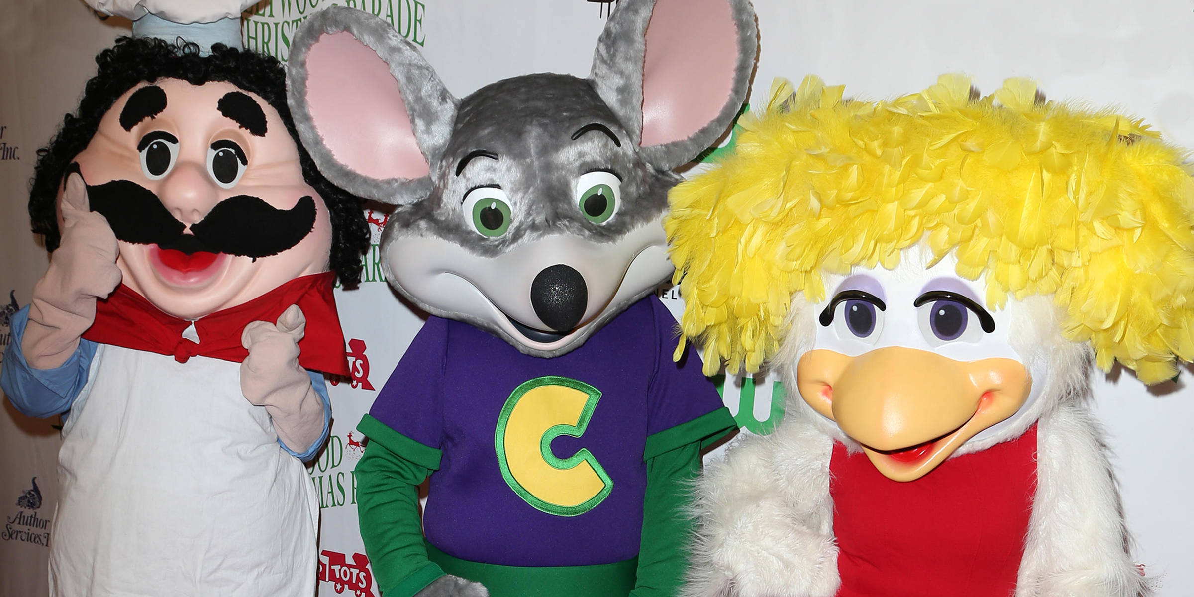 Chuck E Cheese 三隻吉祥物 壁紙 — 三個色彩繽紛的卡通吉祥物：一個留鬍子的男人、一隻穿著紫色襯衫的灰色老鼠和一隻黃色頭髮的鴨子，開心地擺姿勢拍照。