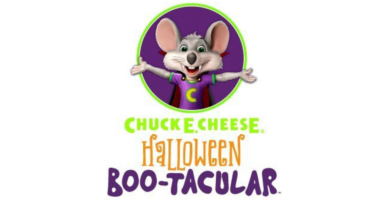 Chuck E Cheese萬聖節造型 壁紙 — 一隻快樂的卡通老鼠穿著紫色萬聖節服裝，在綠色圓圈內張開雙臂。