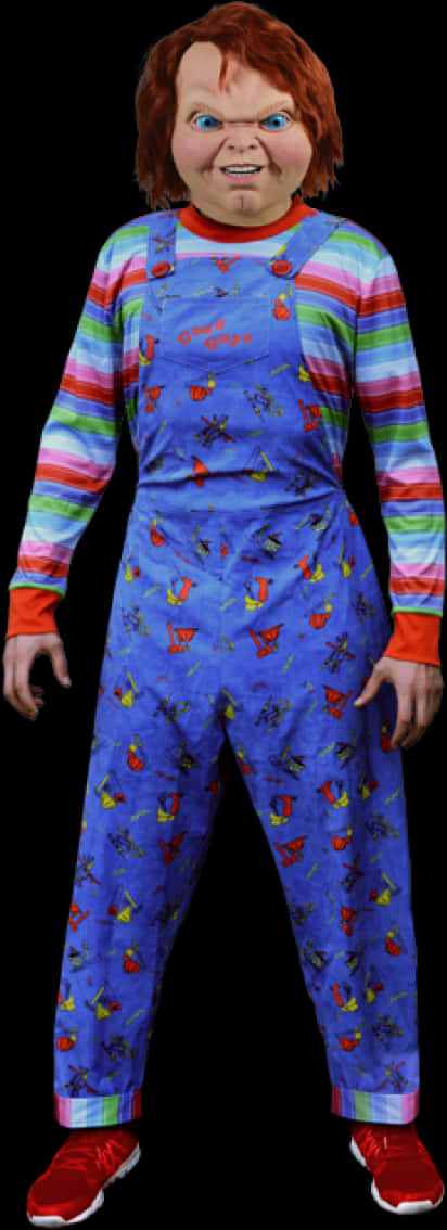 Chucky玩偶服裝站立造型 壁紙 — 恐怖娃娃Chucky全身照，身穿標誌性條紋襯衫和帶有玩具圖案的藍色工裝褲。