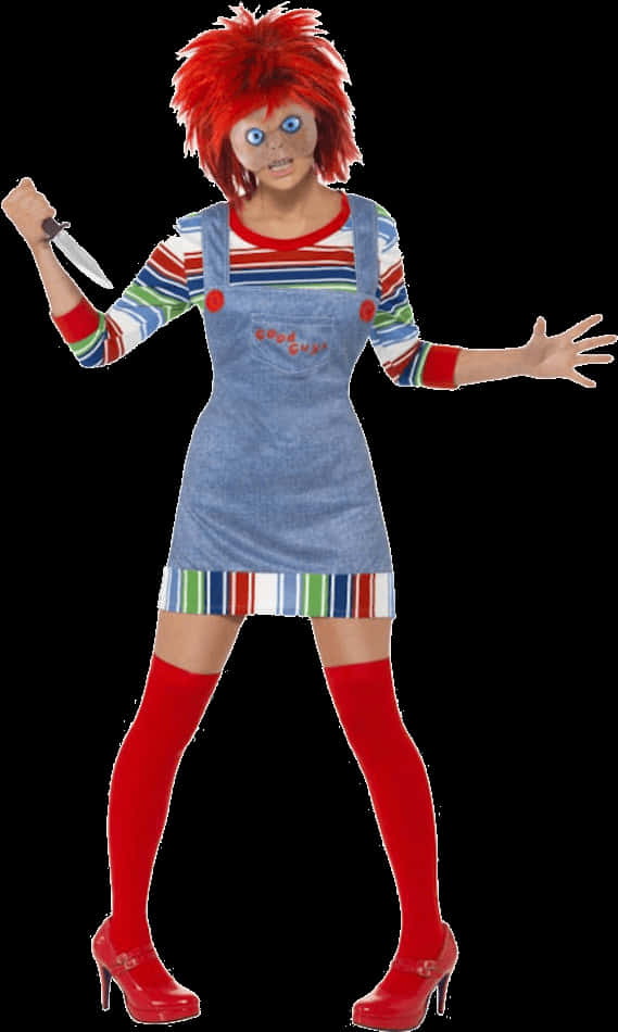 女版Chucky服裝 壁紙 — 一個穿著Chucky服裝、紅髮藍眼的人，以威脅姿勢拿著刀。