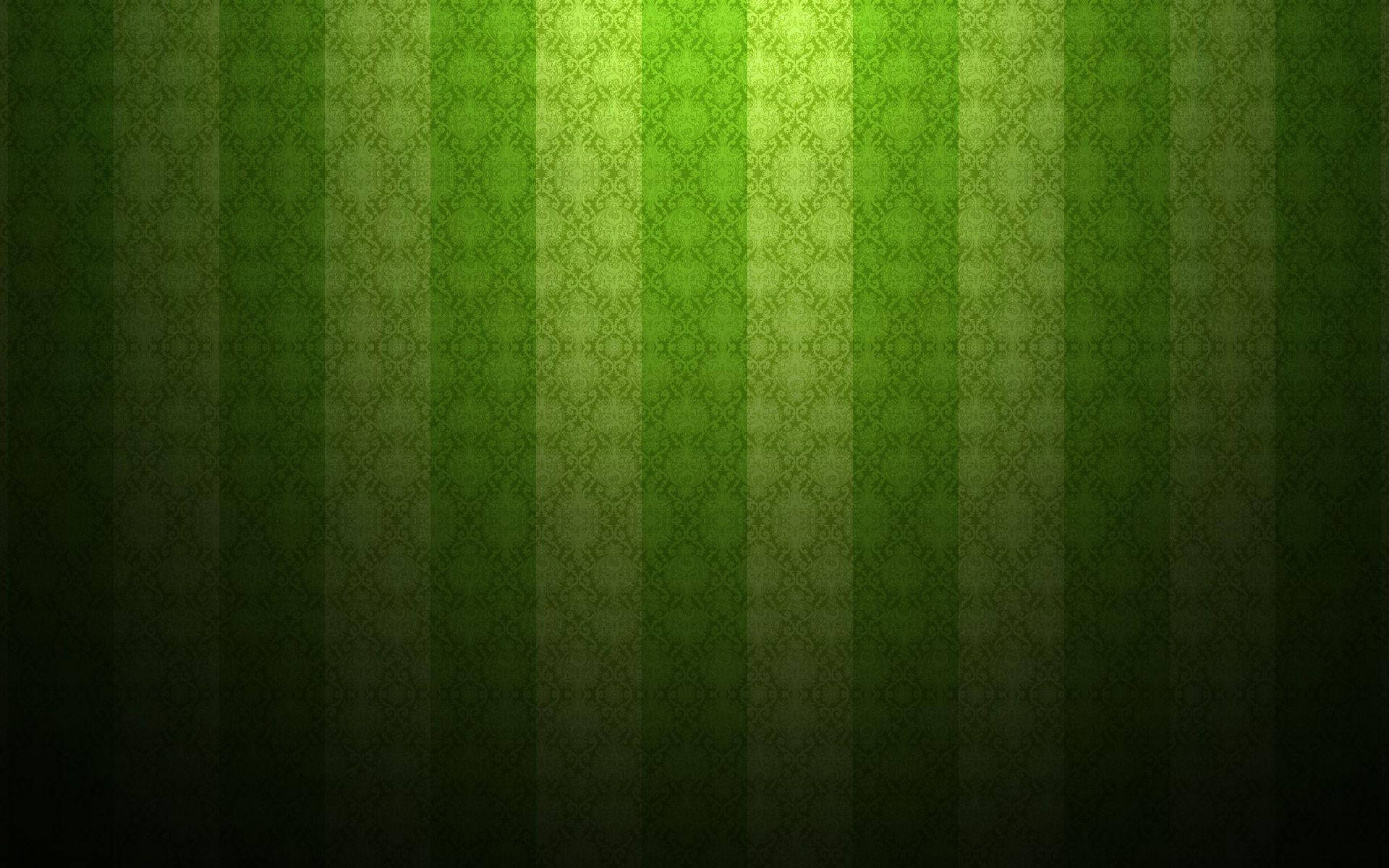 帶有漸變效果和細緻錦緞圖案的綠色垂直條紋壁紙。