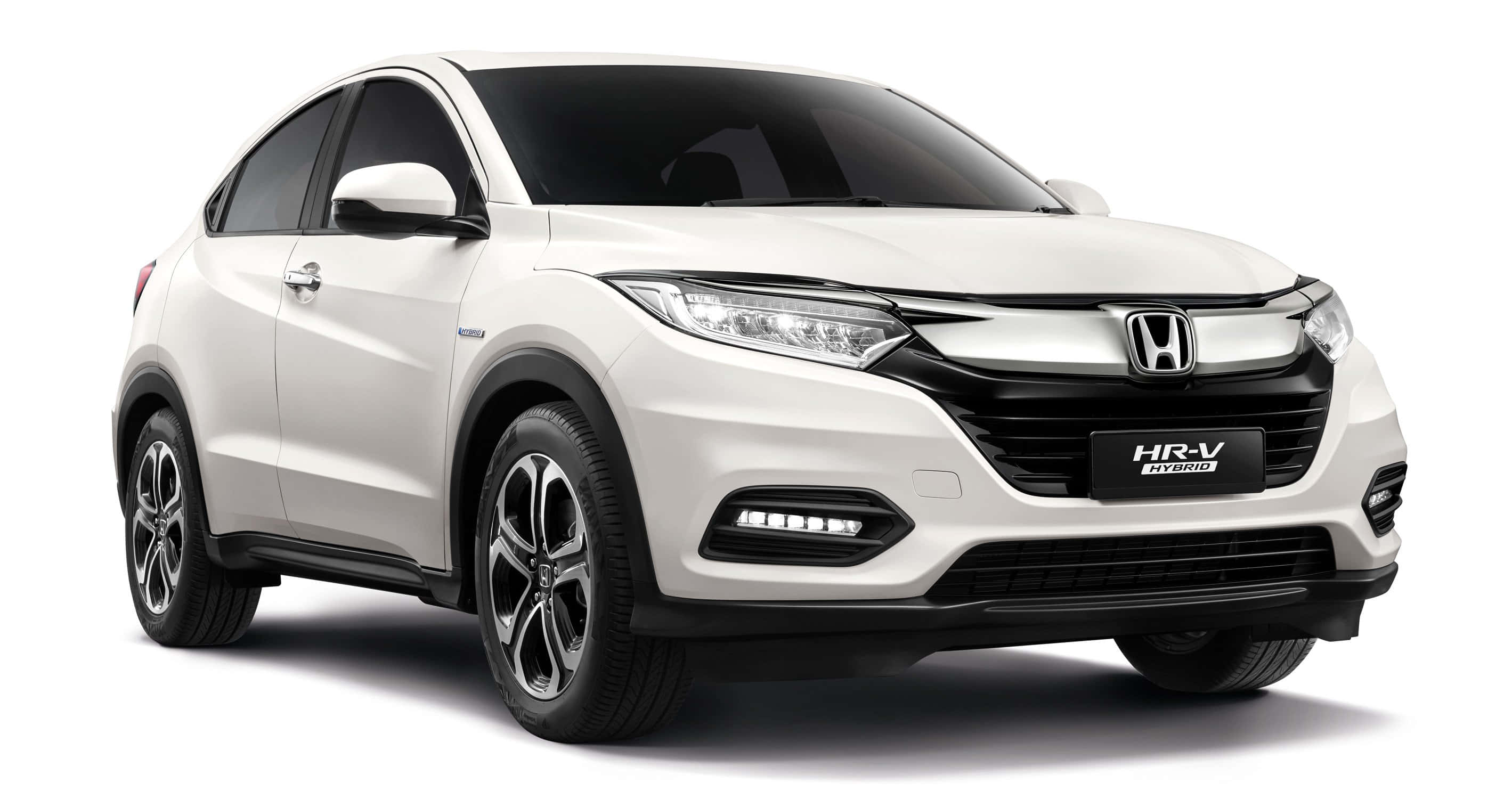 Honda Hr-v 桌布 壁紙 — 一輛純白色的本田 HR-V 混合動力 SUV 在乾淨的攝影棚拍攝中展示，光線銳利，背景簡約。