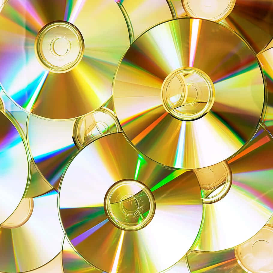  壁紙 — 重疊的CD在耀眼的抽象圖案中反射出鮮豔的彩虹色調。