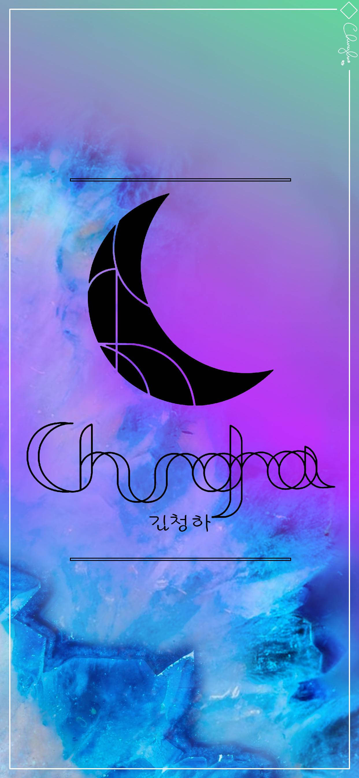 Chungha 月亮標誌 壁紙 — 一個風格化的黑色新月，帶有幾何線條，漂浮在紫色、藍色和藍綠色的夢幻漸變之上，下方有水晶質感。