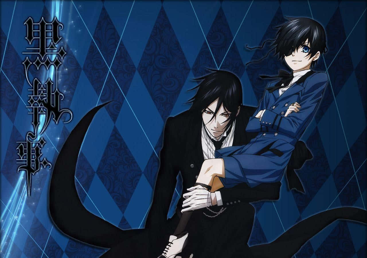 Ciel 與 Sebastian，並肩作戰的夥伴 壁紙 — 兩個動漫角色穿著正式服裝，在藍色菱形圖案背景前擺姿勢，背景有發光線條和日文字。