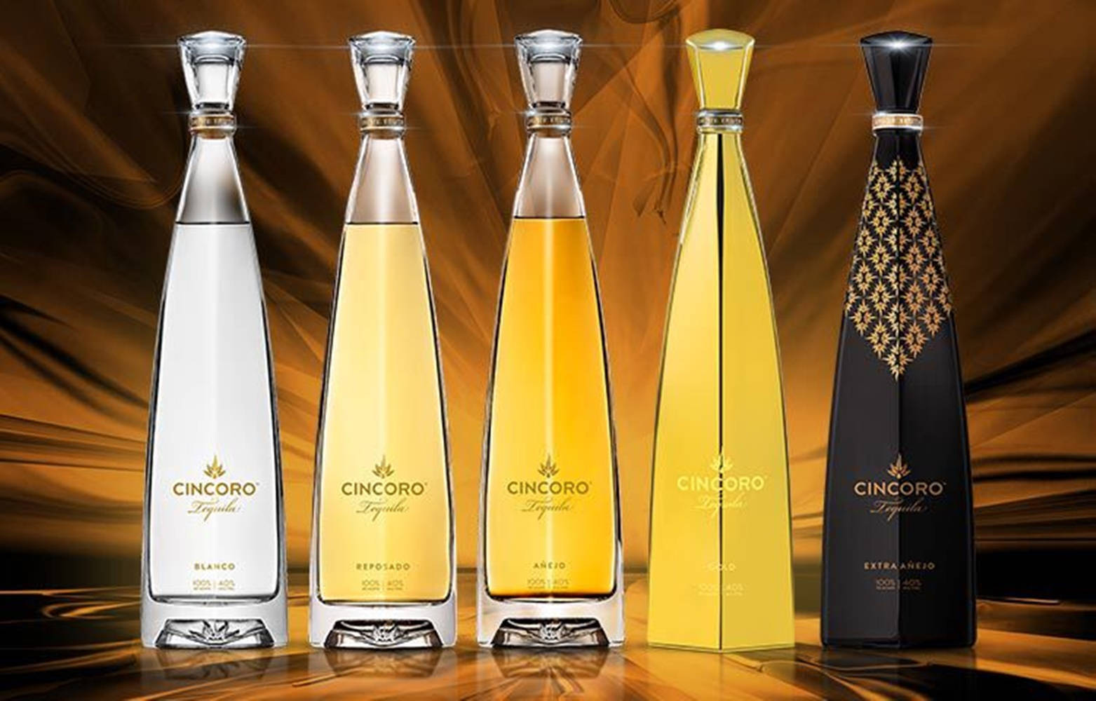 五個 Cincoro 龍舌蘭酒瓶排成一排，金色背景。
