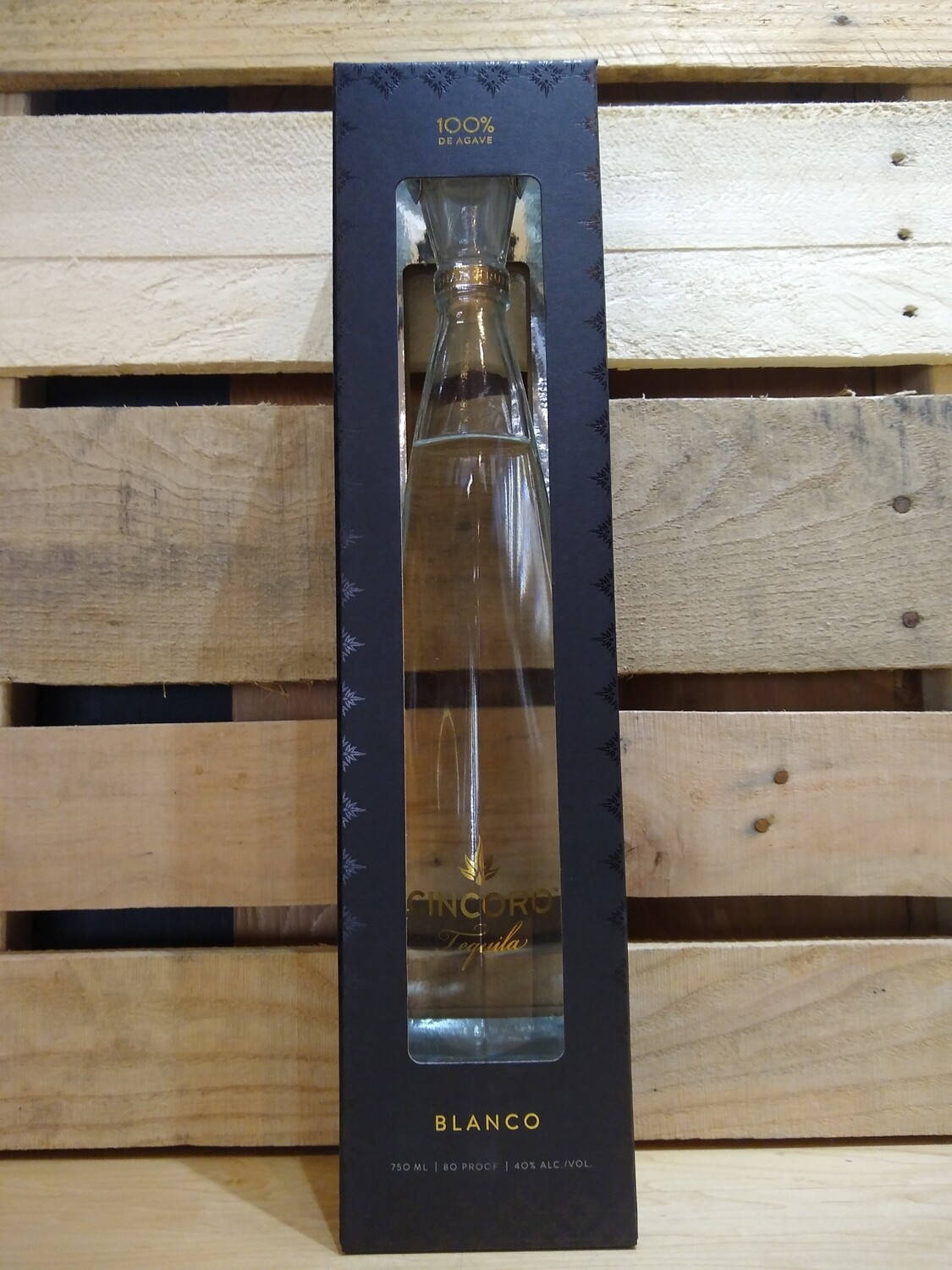木托盤上黑色盒子中的Fincoro Blanco龍舌蘭酒瓶。