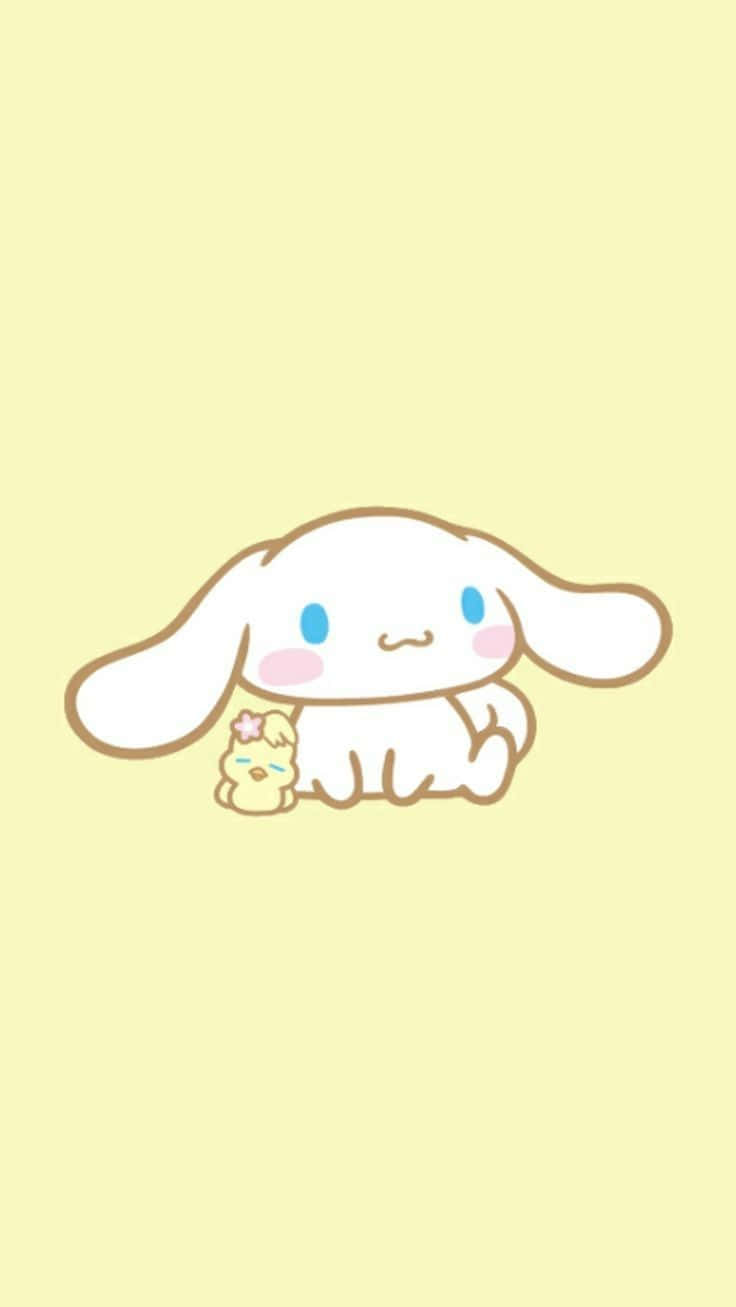 擁抱最可愛的夥伴——Cinnamoroll 手機！ 壁紙 — 一隻可愛的白色卡通兔仔，長耳朵，坐在柔軟的黃色背景前，抱著一隻小雞。