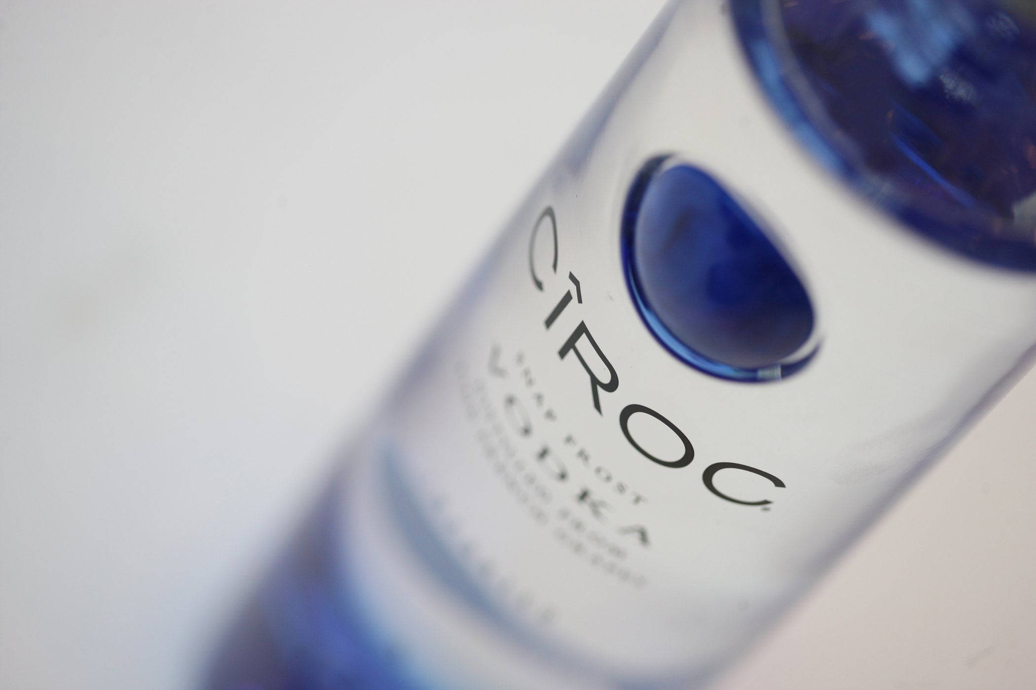 Ciroc 法國伏特加瓶身俯拍視角 壁紙 — 清晰Cîroc伏特加酒瓶的特寫，帶有藍色點綴和模糊背景。
