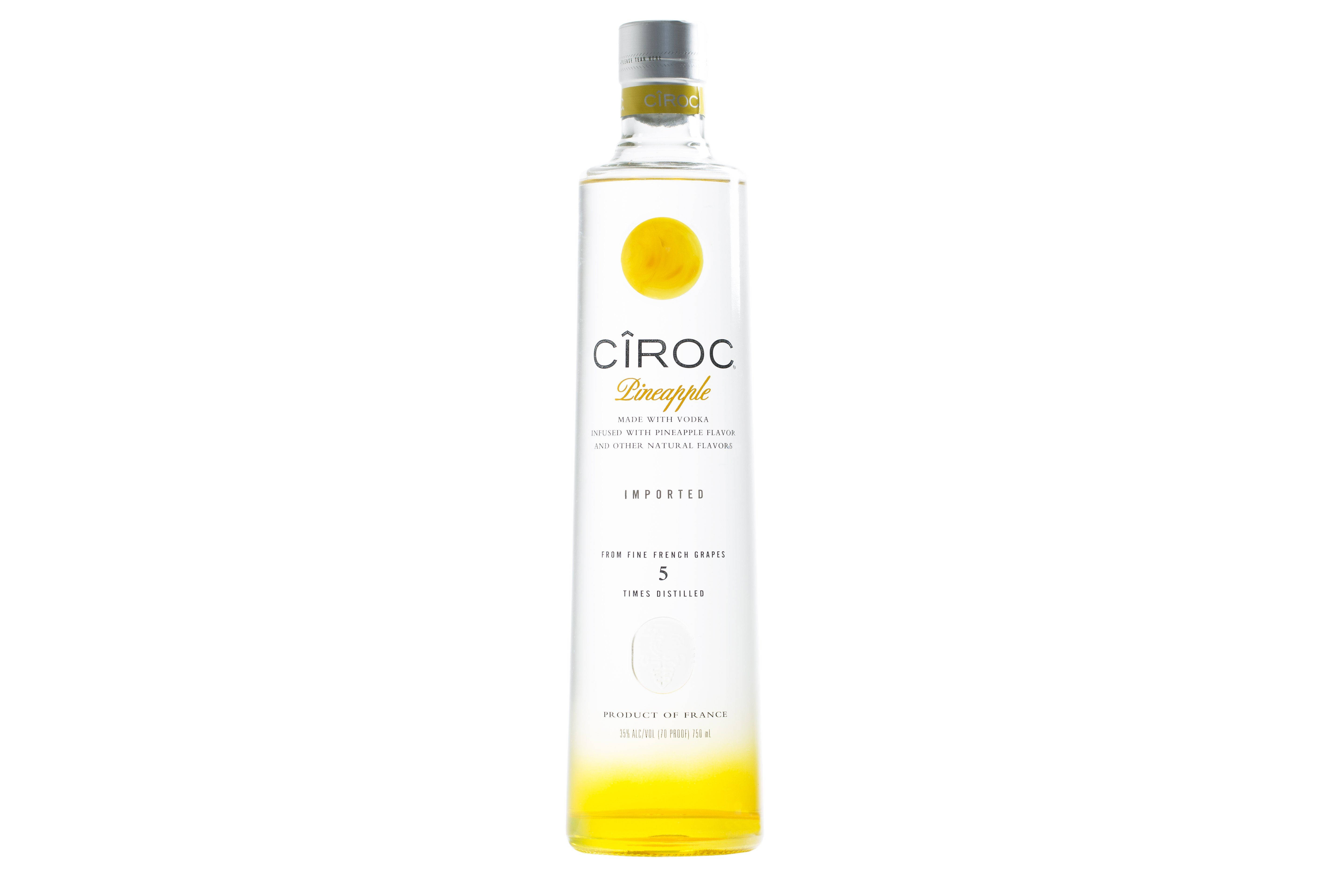 體驗Ciroc法國伏特加的精緻融合——菠蘿風味 壁紙 — 一個時尚透明的Ciroc菠蘿伏特加酒瓶，孤立在純白色背景上，底部帶有充滿活力的黃色漸變。