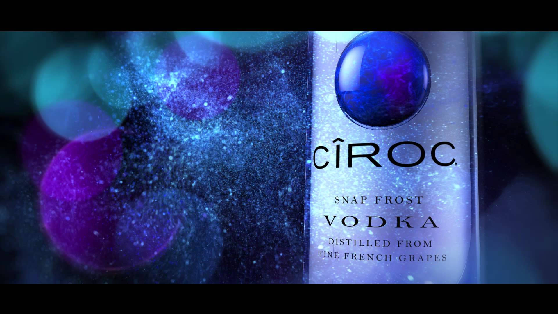 Ciroc Snap Frost伏特加酒瓶，帶閃爍的藍色和紫色背景。