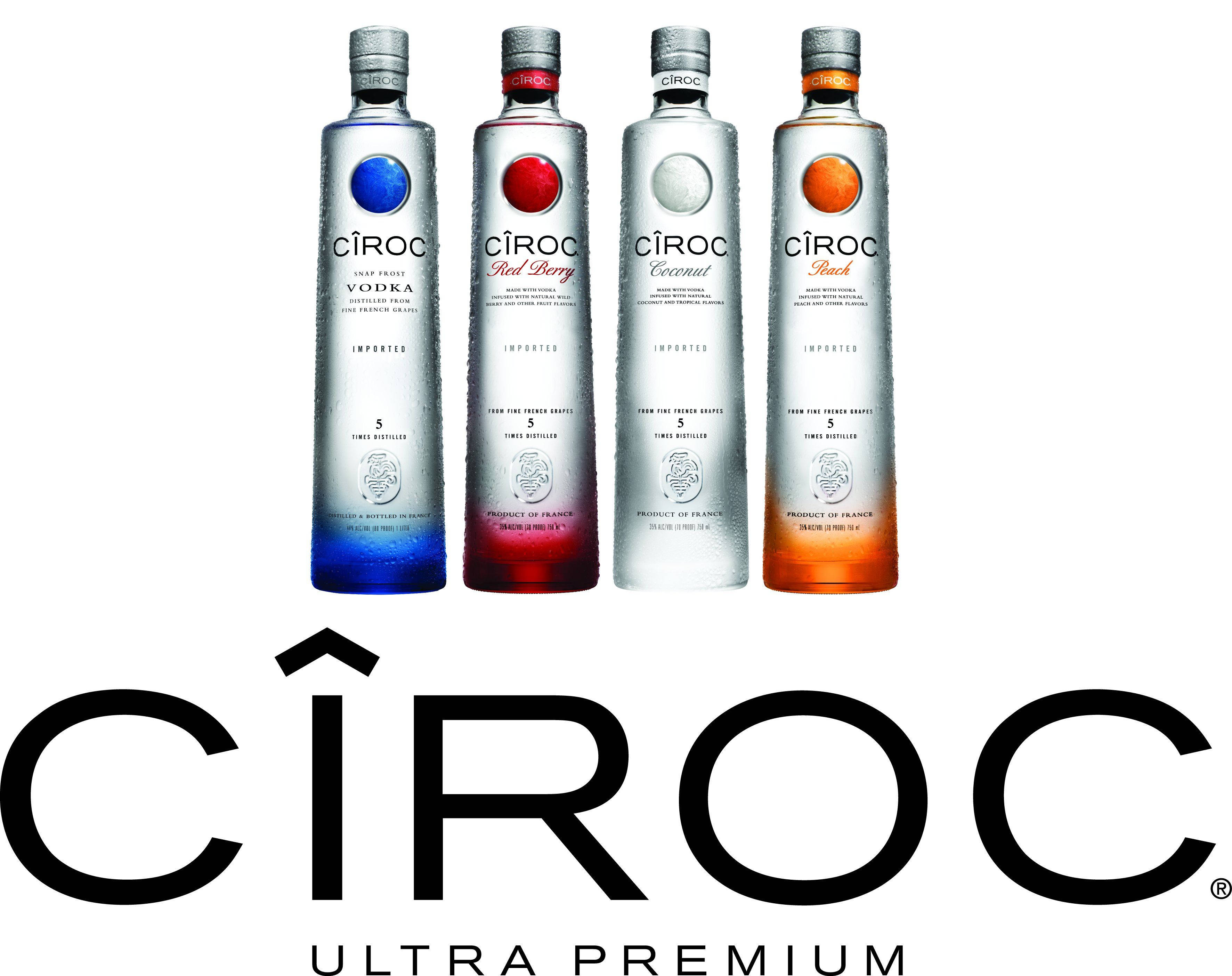 Ciroc 法國伏特加瓶身與官方標誌 壁紙 — 四款時尚的CiROC伏特加酒瓶，分別為藍色、紅色、銀色和橙色，矗立在潔白的背景前，下方有粗體品牌文字。