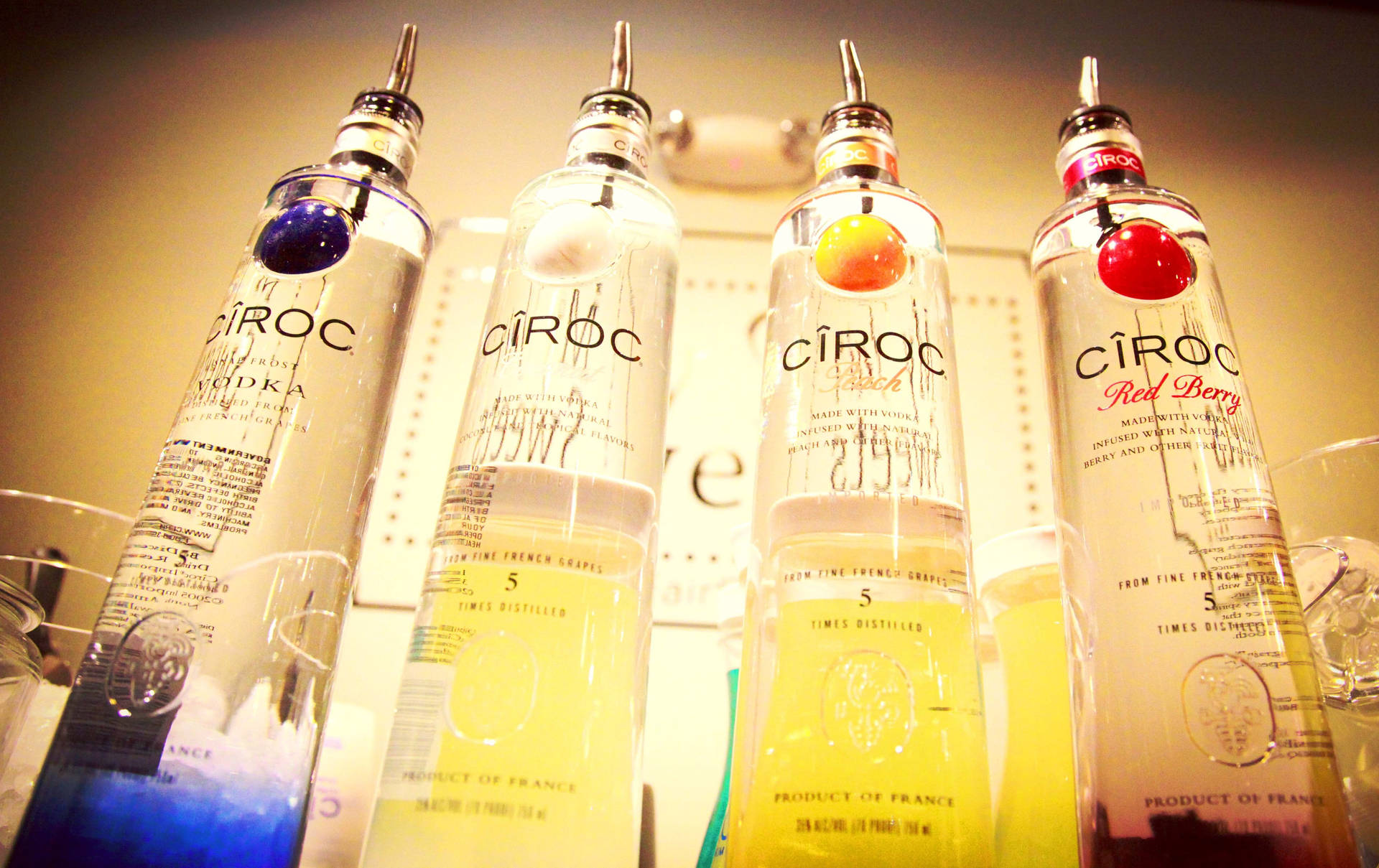 四支Ciroc伏特加酒瓶配上水果裝飾，放在酒吧檯面上。