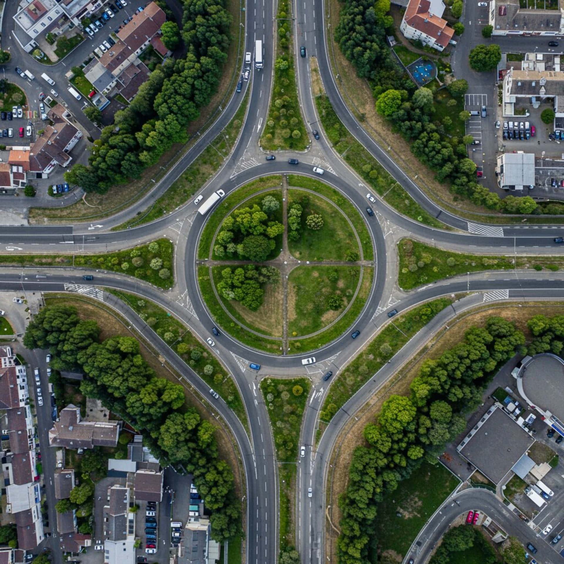 迴旋處的鳥瞰圖，綠色中心被道路和房屋包圍。