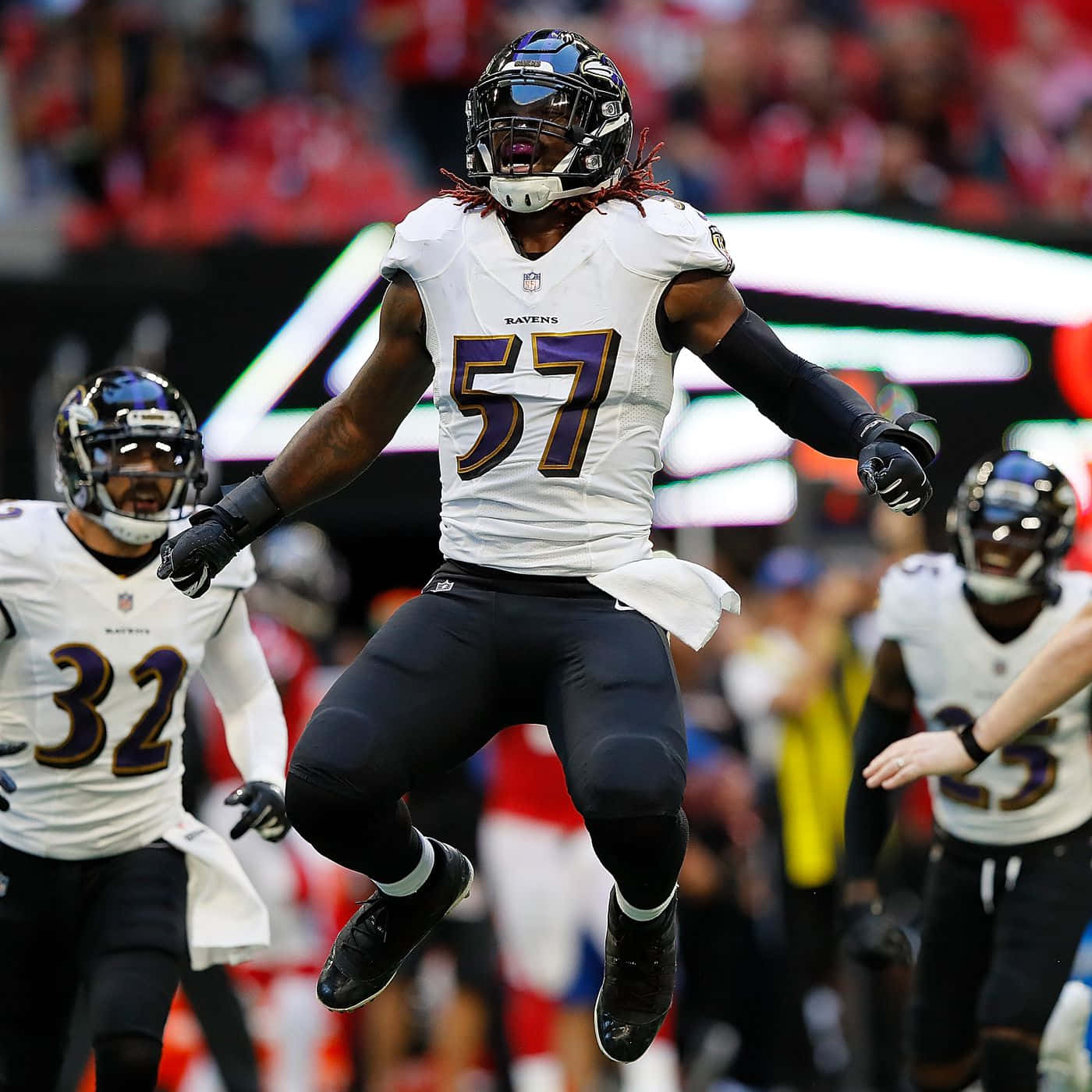 CJ Mosley 巴爾的摩烏鴉隊對戰亞特蘭大獵鷹隊 壁紙 — 巴爾的摩烏鴉隊的足球員在比賽中身穿57號球衣跳起慶祝。