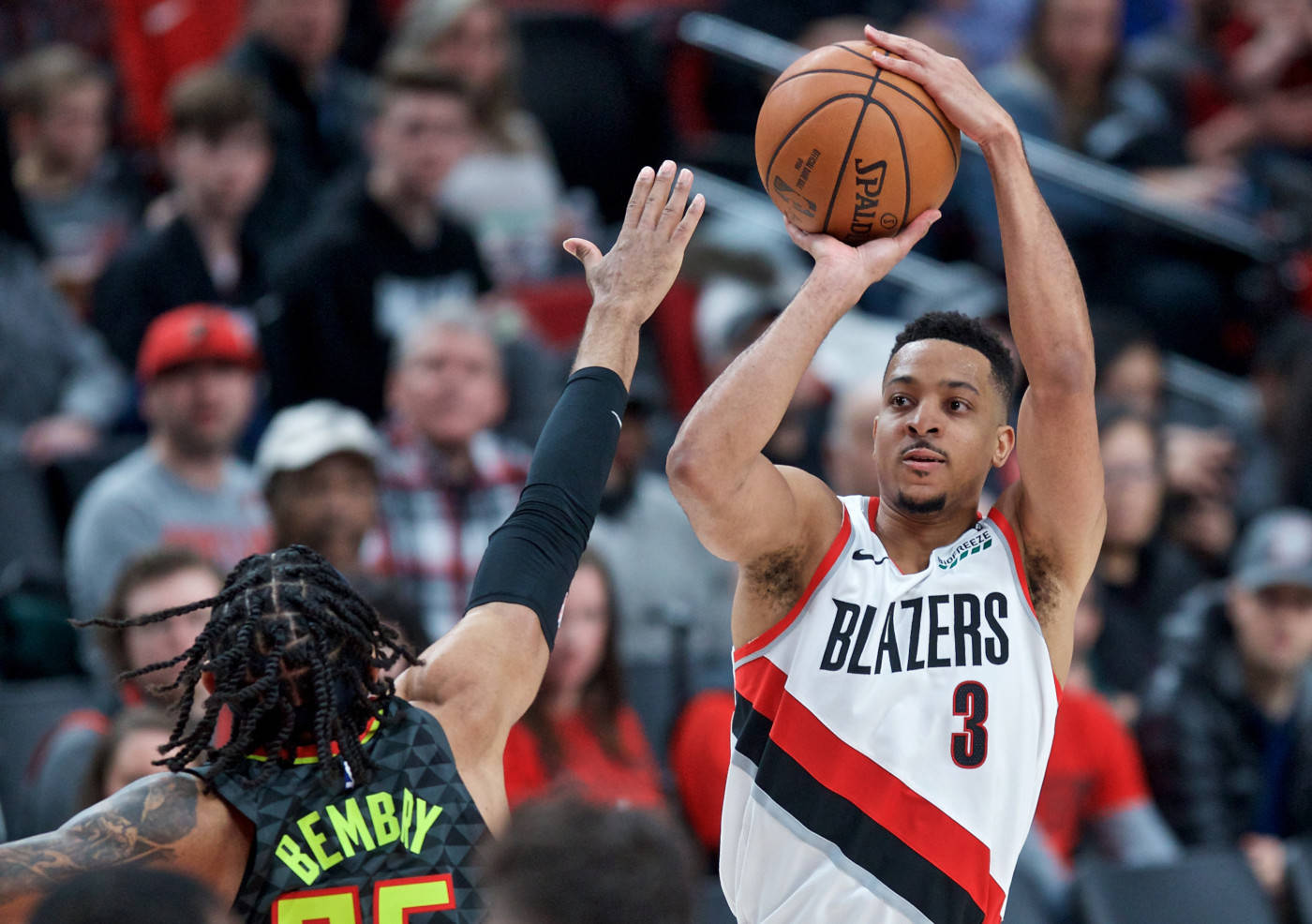 CJ麥可盧姆跳投瞬間 壁紙 — 一名身穿 Blazers 球衣的籃球運動員在擁擠的場館中投籃，同時被對手防守。