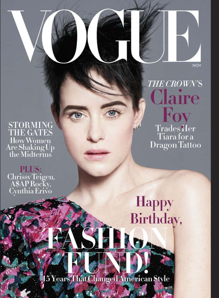 Magazine 桌布 壁紙 — Claire Foy 留著短黑髮，化著大膽妝容，在灰色背景前穿著鮮豔花卉單肩上衣，專注地凝視鏡頭。