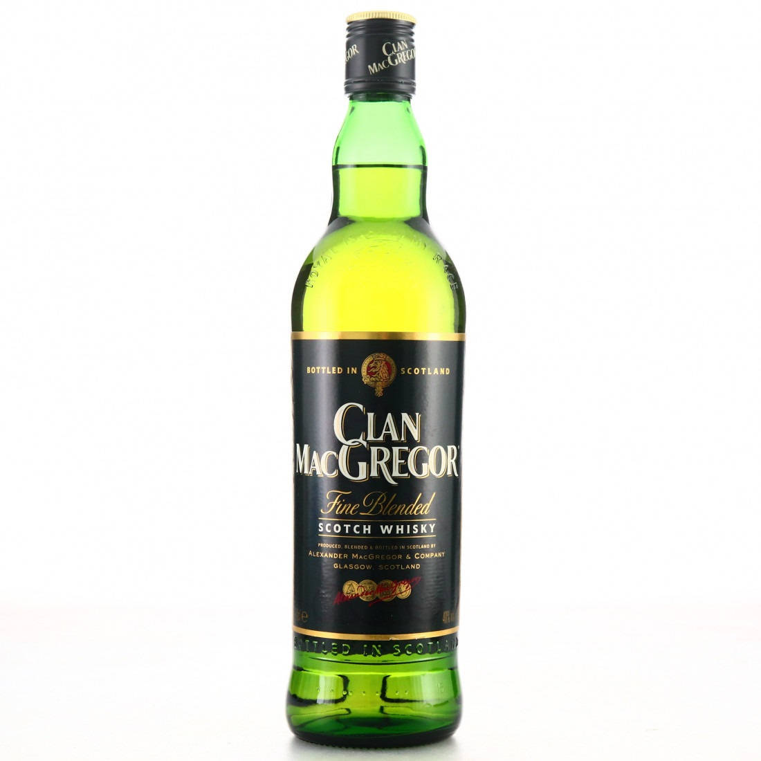 白色背景上帶有黑色標籤的Clan MacGregor蘇格蘭威士忌綠色玻璃瓶。
