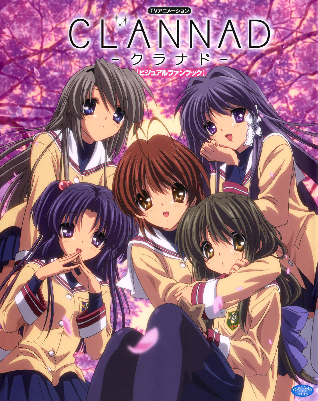 《CLANNAD》五位女主角 壁紙 — 五個穿著校服的動畫女孩在鮮豔的粉紅色櫻花樹下擺姿勢，柔軟的花瓣在她們周圍飄浮。