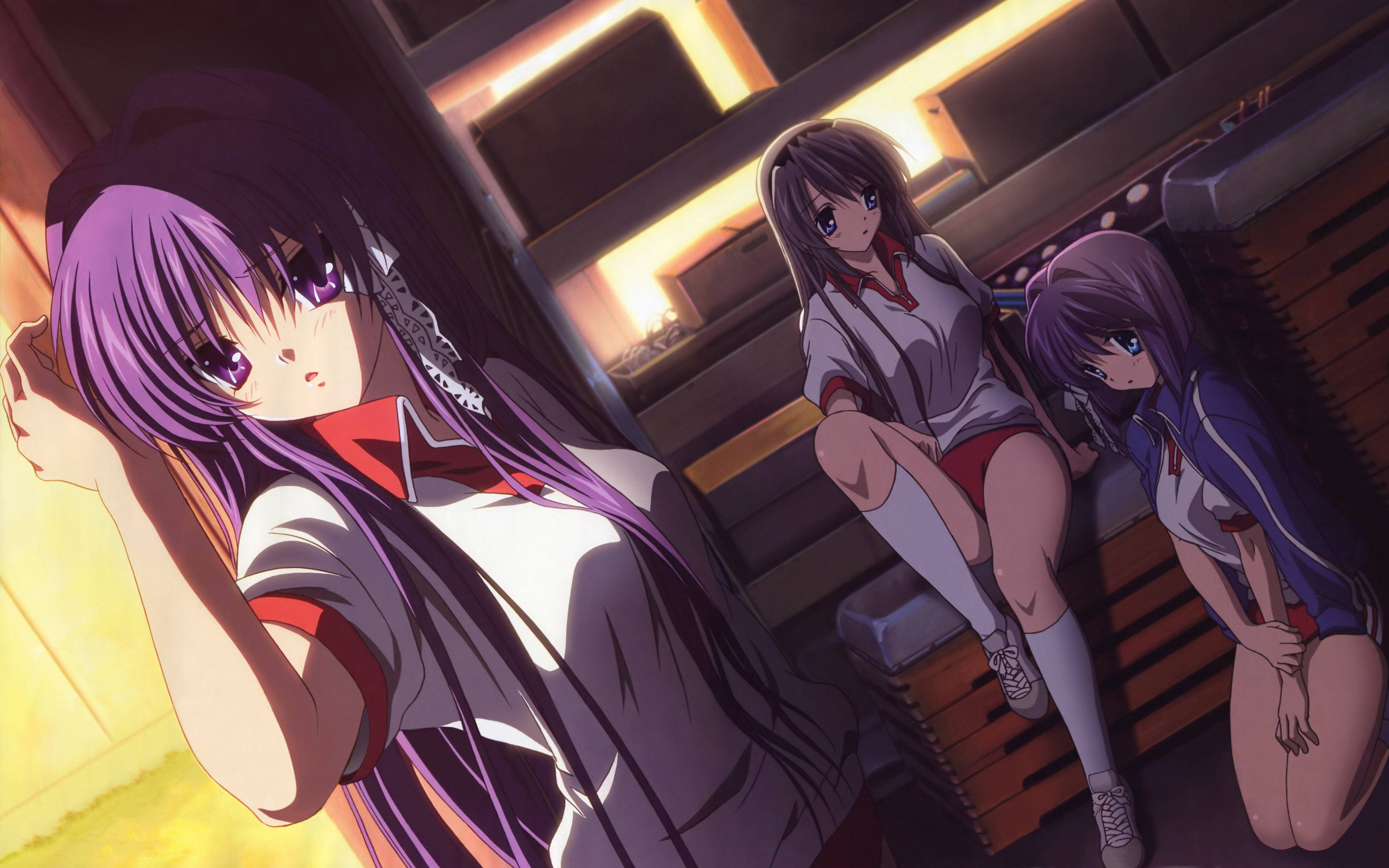 《Clannad》女學生制服照 壁紙 — 三個穿著校服嘅動漫女仔坐喺木樓梯上，被背後溫暖嘅金色光芒包圍。