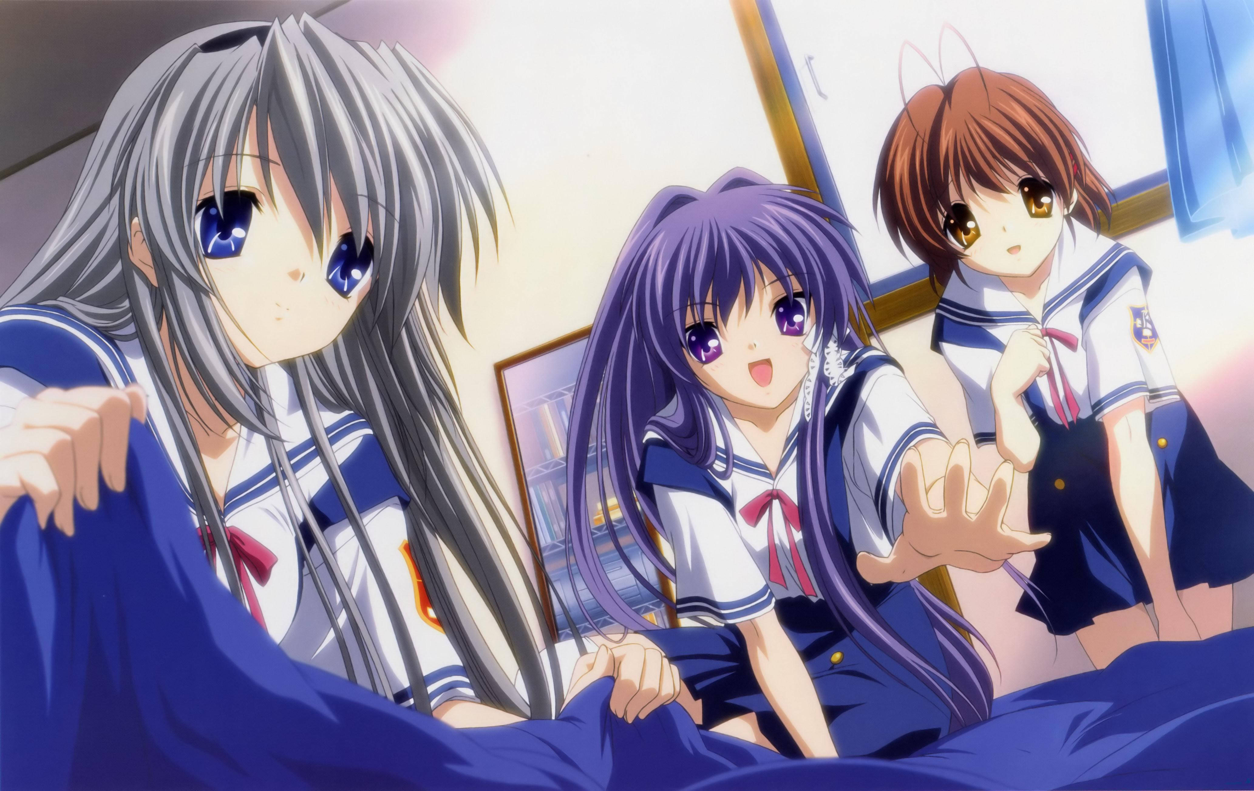 《Clannad》的Tomoyo、Kyo與Nagisa穿校服 壁紙 — 三個穿著水手服嘅動畫女仔喺舒適嘅房間入面，喺柔和嘅窗光下玩得好開心。