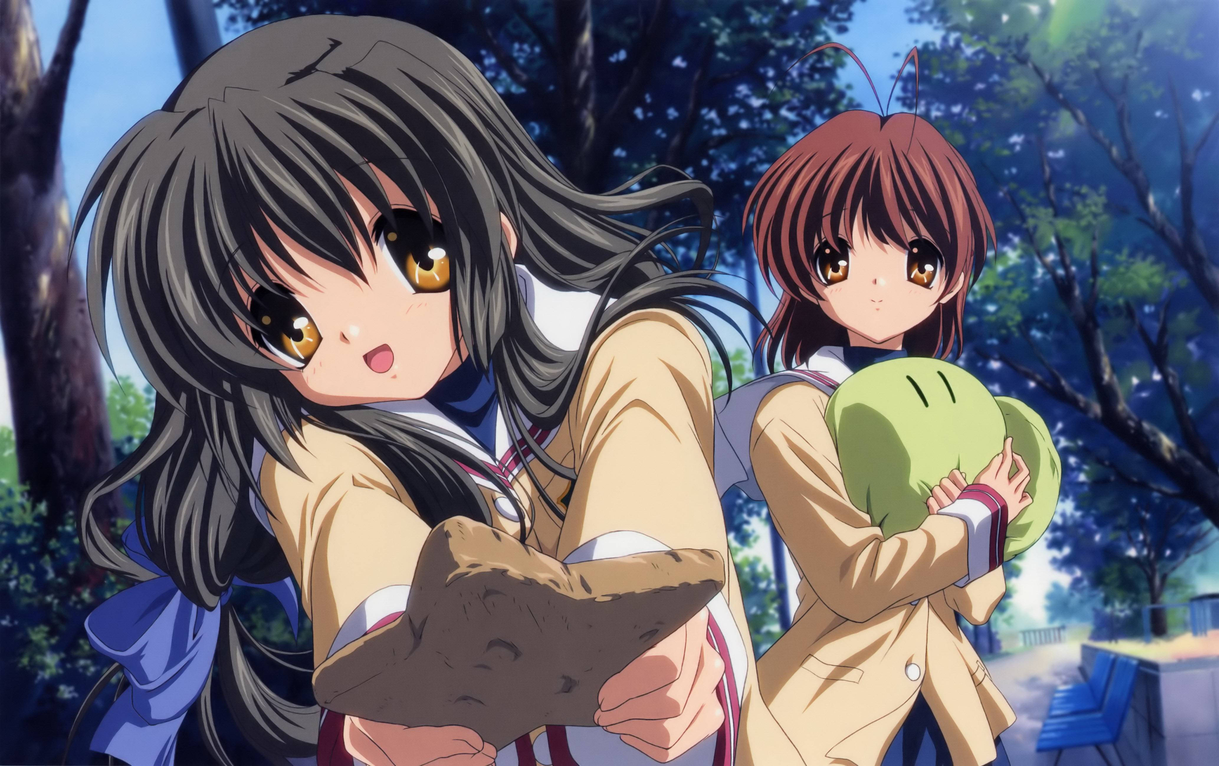 《Clannad》福子與渚 壁紙 — 兩個穿著校服嘅動畫女仔企喺陽光普照嘅森林入面，一個拎住石頭，另一個拎住綠色毛公仔。