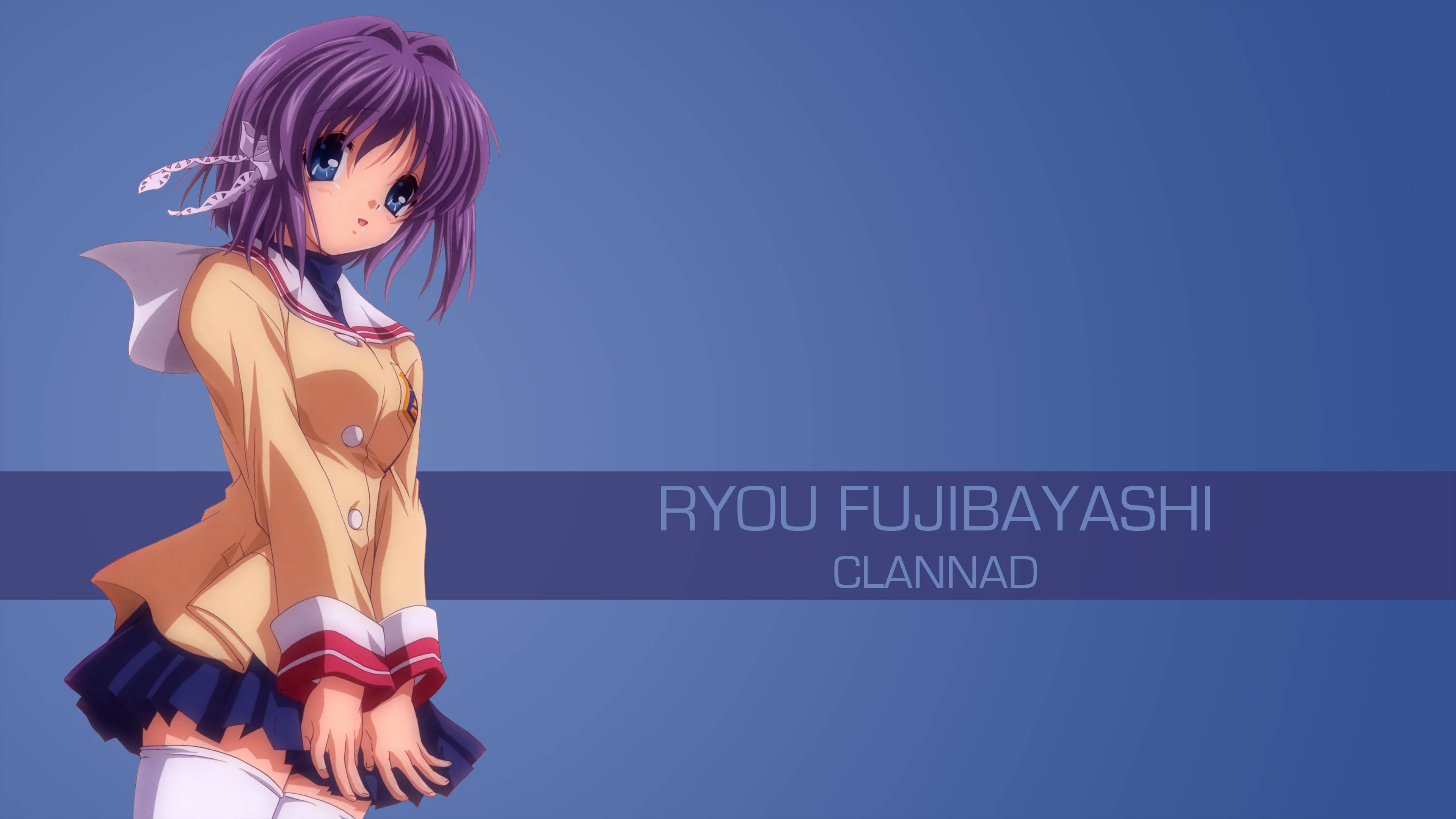 《Clannad》藤林杏 壁紙 — 一位紫髮動漫女孩穿著校服，站在純藍色背景上，帶有文字疊加。