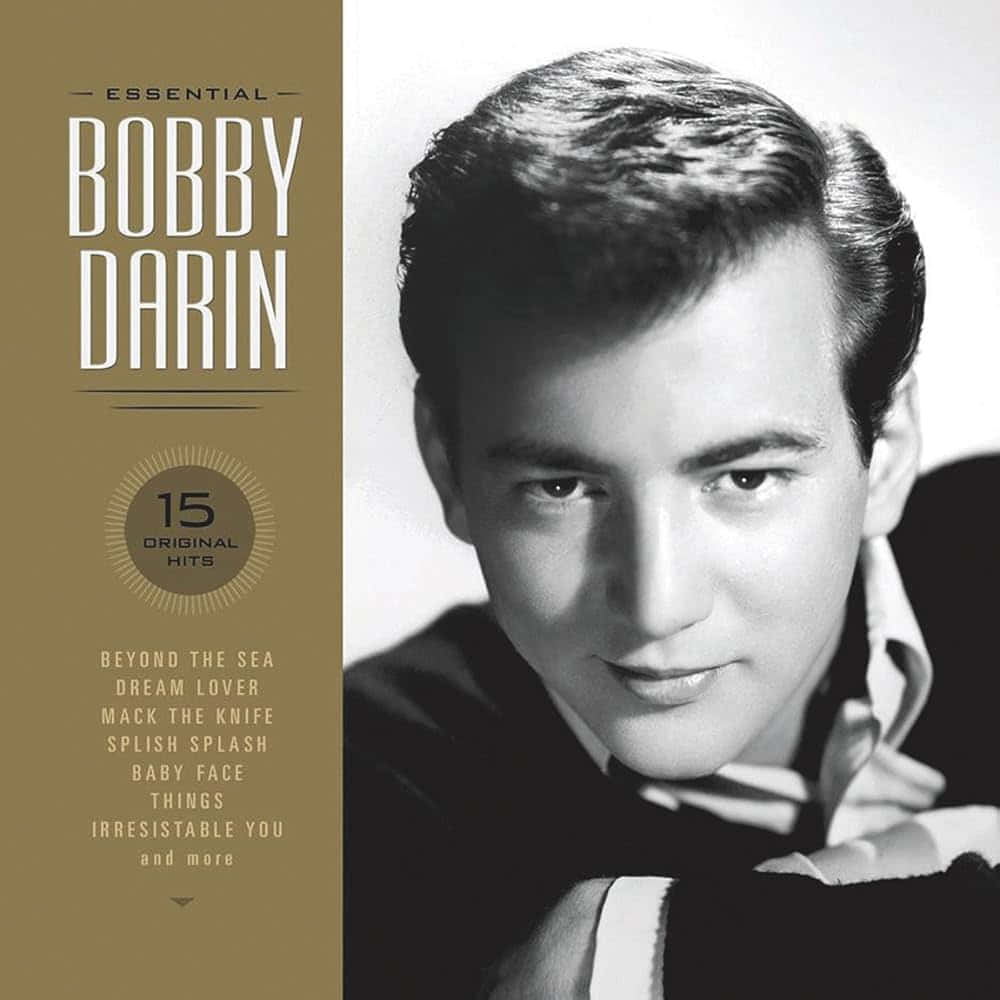  壁紙 — 經典黑白肖像，Bobby Darin 自信凝視，頭髮造型，背景簡潔。