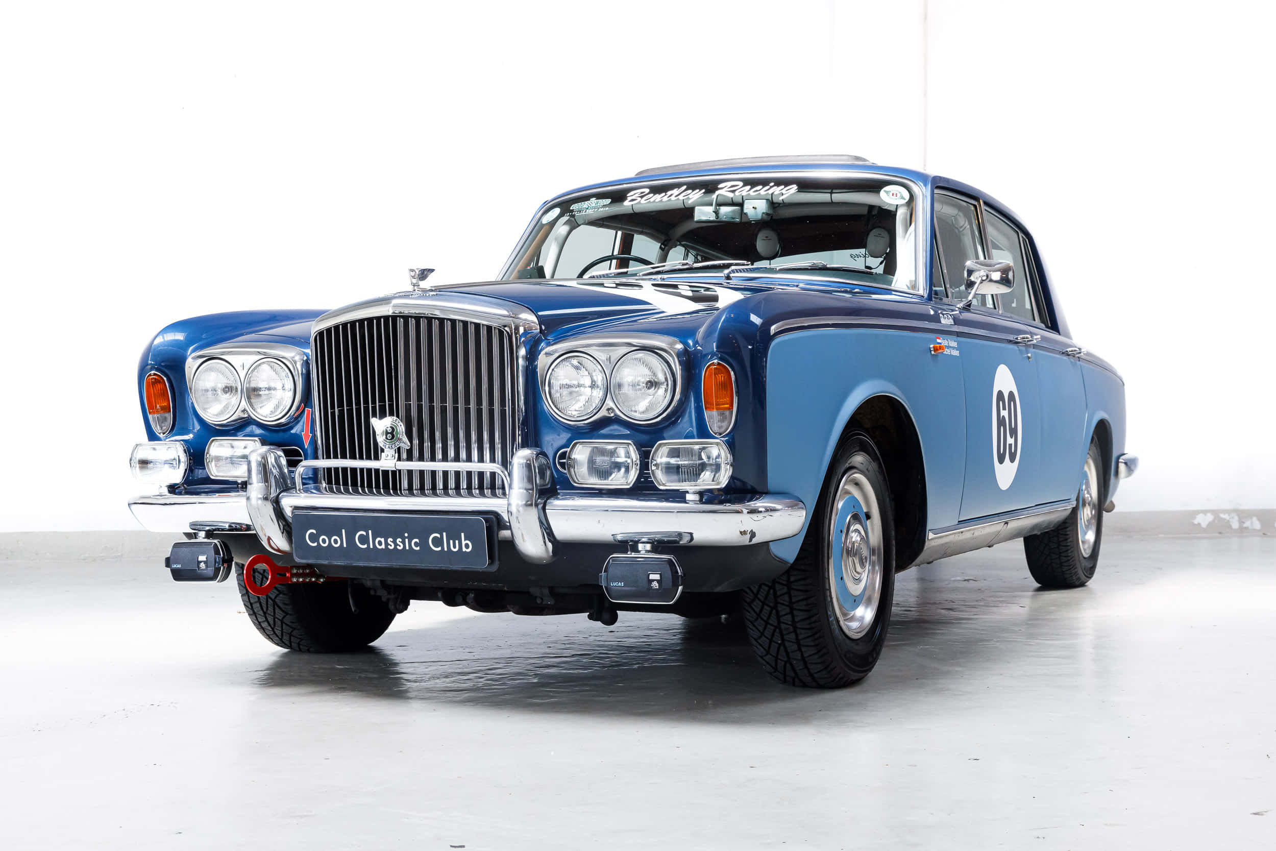 Bentley T1 桌布 壁紙 — 經典藍色賓利，帶有賽車號碼69和「Rally Racing」貼紙，在明亮的攝影棚中蓄勢待發。