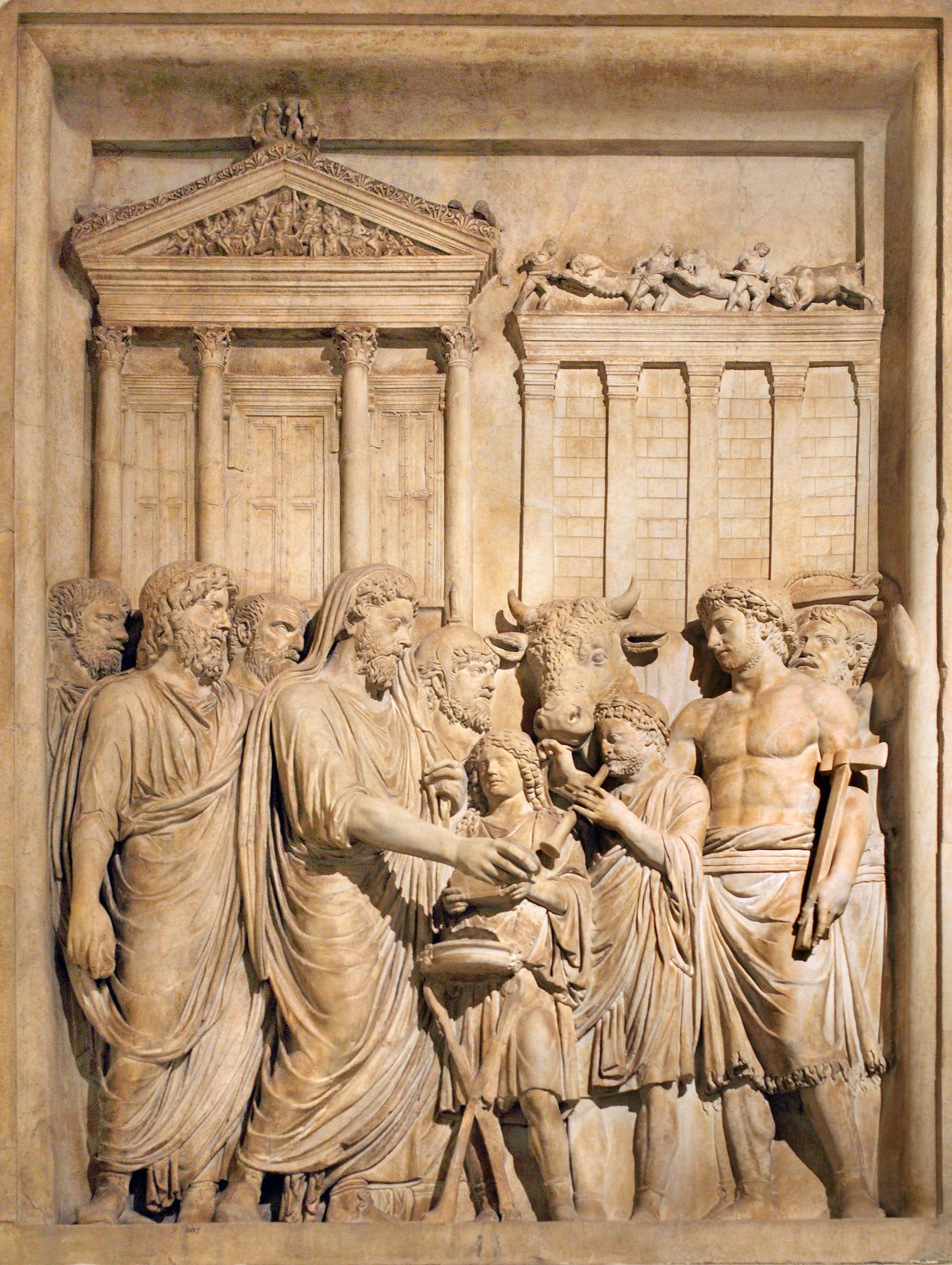 Roman 桌布 壁紙 — 經典大理石浮雕描繪了一個戲劇性場景，身穿長袍的人物和一頭公牛在神廟正面互動。