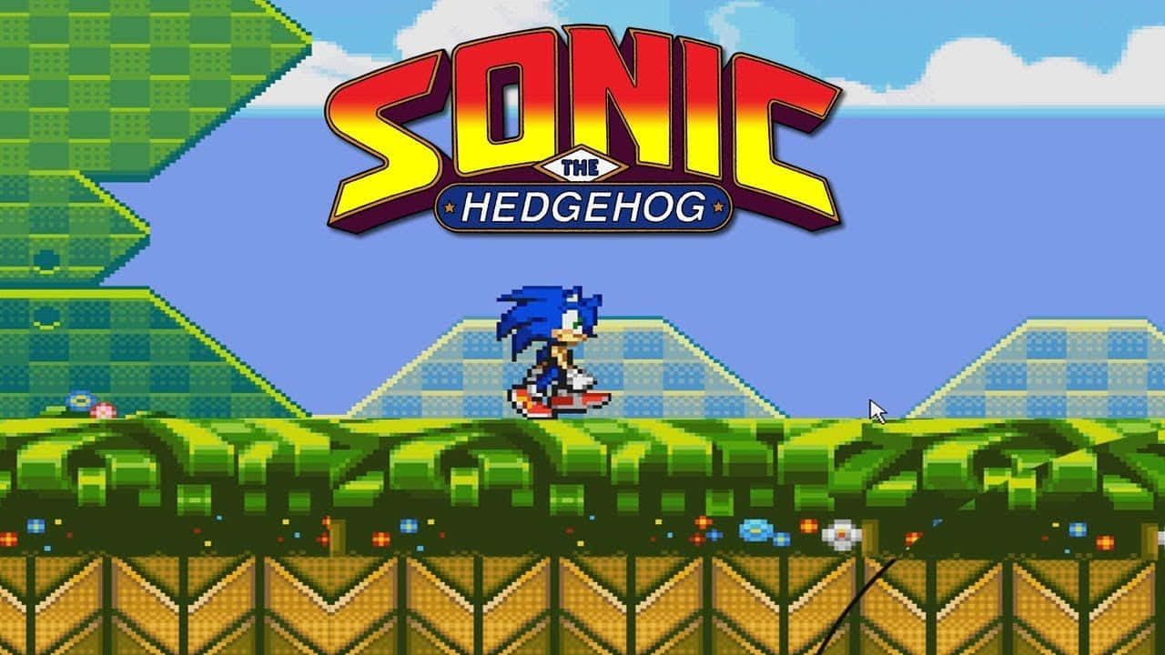  壁紙 — 經典像素藝術的Sonic the Hedgehog在藍天下跑過綠色山丘，上方有遊戲標題標誌。