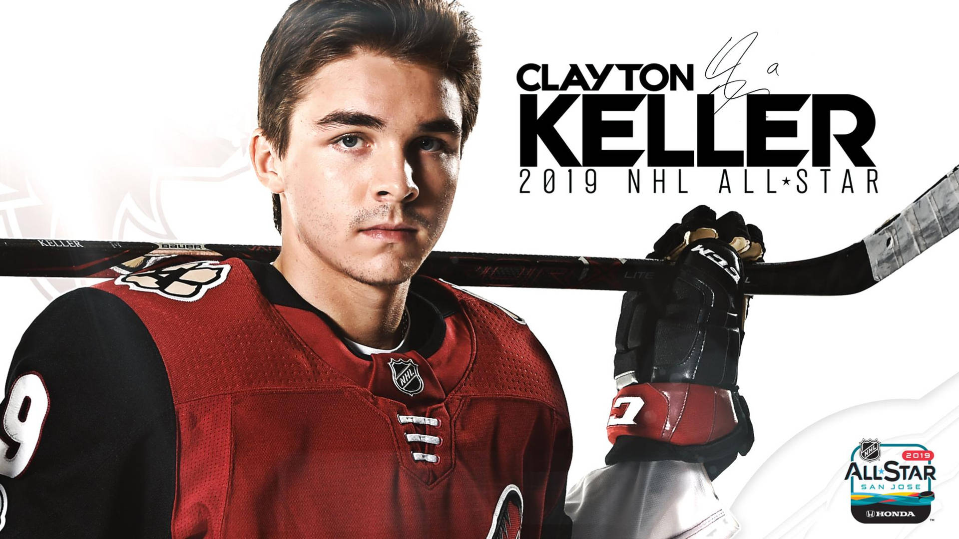 Clayton Keller 2019 NHL全明星賽海報 壁紙 — 年輕冰球運動員Clayton Keller身穿紅色球衣，在明亮的白色背景上將球棍扛在肩上，附有文字。