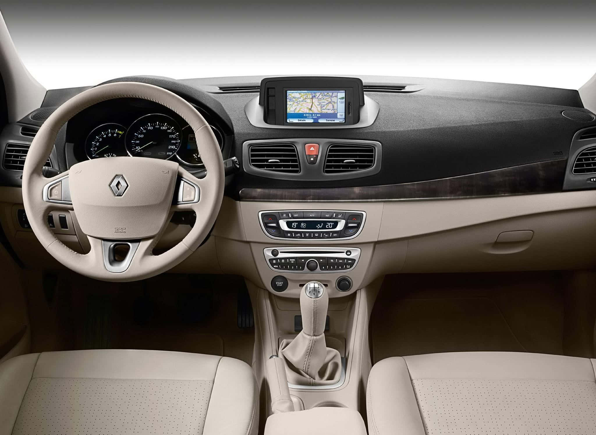 Renault Fluence 桌布 壁紙 — 雷諾汽車乾淨的米色內飾，顯示方向盤、儀表板和帶導航屏幕的變速桿。