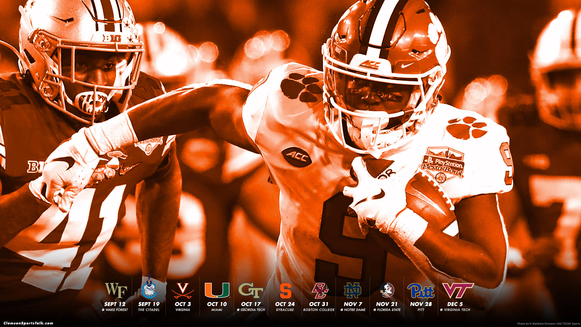 Clemson Tigers Travis Etienne 氣質風景照 壁紙 — 一名身穿白色球衣的美式足球員帶球奔跑，同時被對手擒抱，呈現復古棕褐色調的動作畫面。