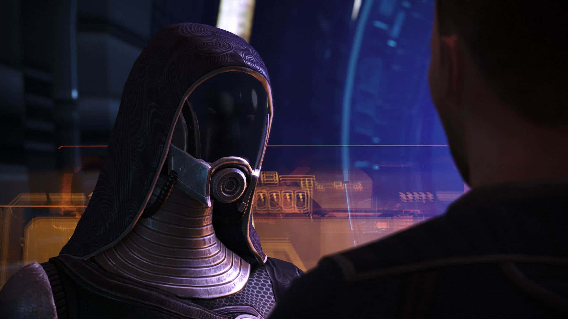 Mass Effect Legendary Edition 桌布 壁紙 — 一個披著斗篷、身穿華麗暗色盔甲的人物，在一個昏暗的未來場景中，面對另一個人，周圍有發光的藍色和橙色全息界面。
