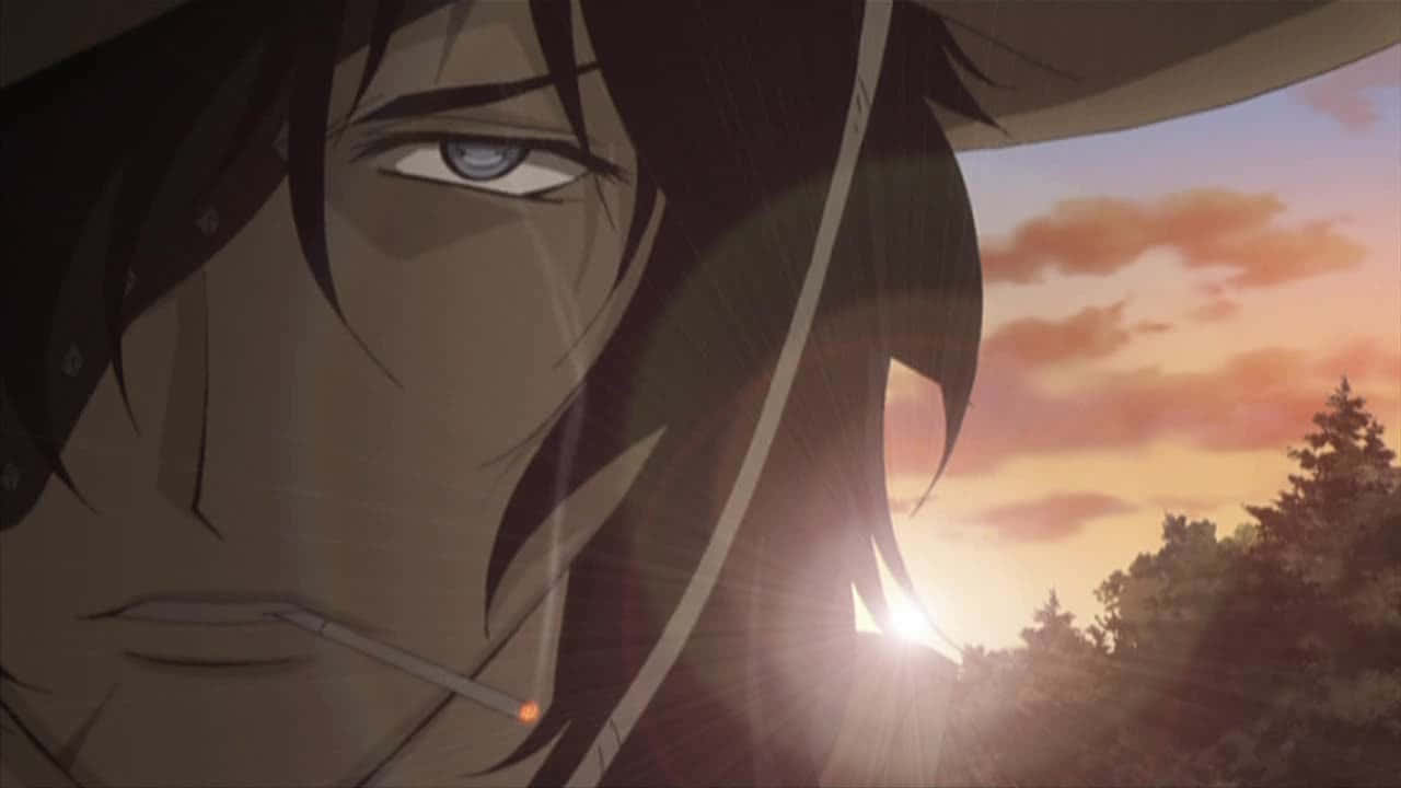  壁紙 — 一個藍眼睛黑頭髮的動漫角色特寫，在夕陽天空和樹木背景下吸煙。