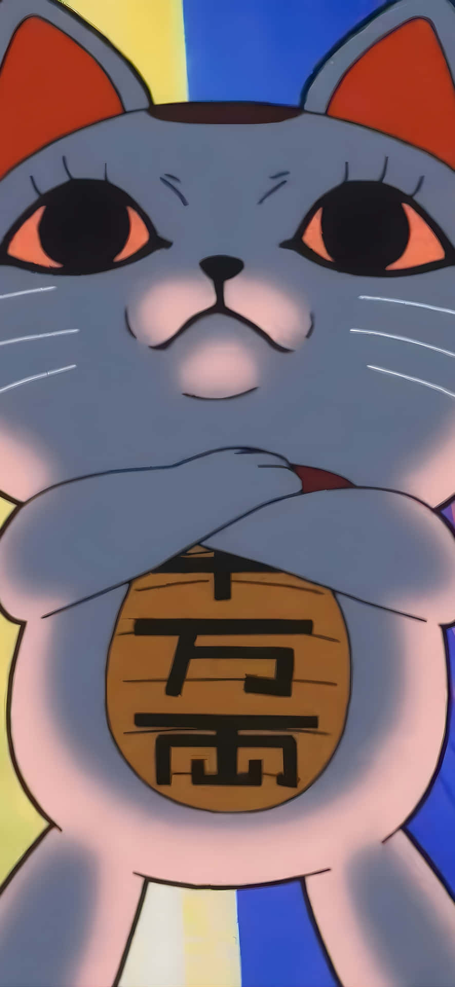  壁紙 — 灰色動漫貓咪特寫，橙色眼睛，在鮮豔條紋背景前手持帶有漢字圖案的幸運硬幣。