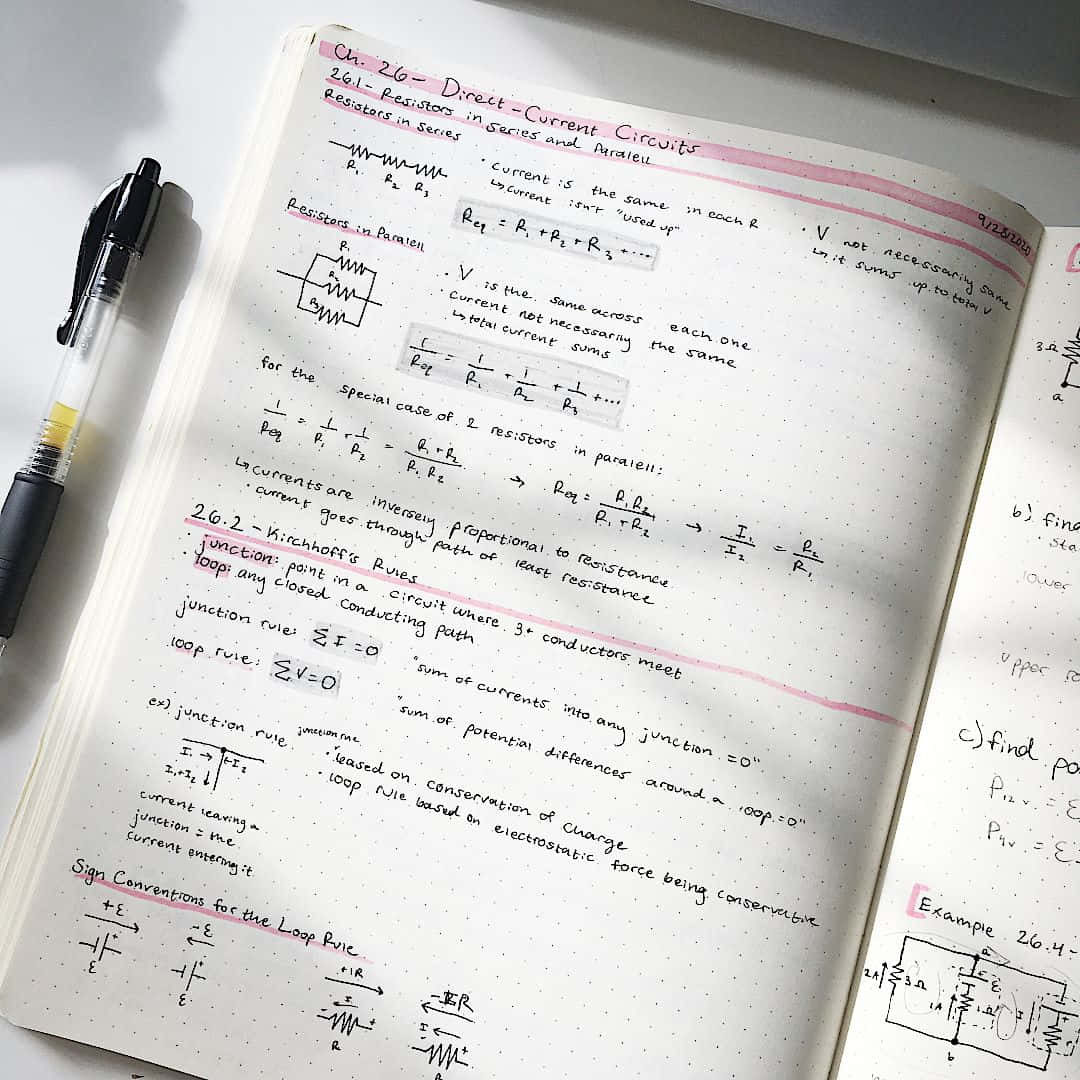  壁紙 — 在明亮日光下手寫物理筆記本頁面的特寫，詳細說明直流電路，包含公式、圖表和粉紅色標記。