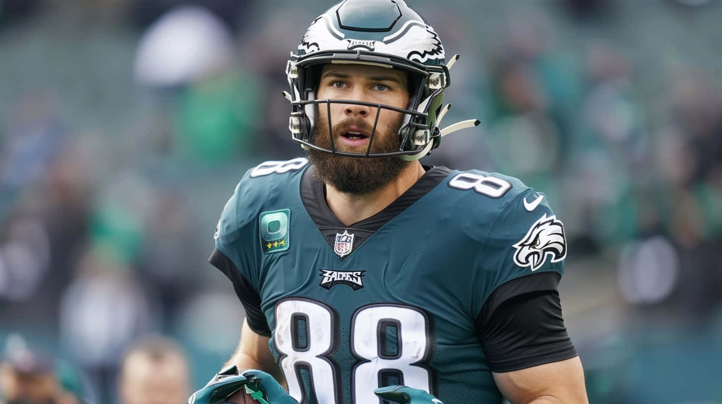  壁紙 — 費城老鷹隊NFL足球員在綠色球場上穿著球衣和頭盔的特寫。