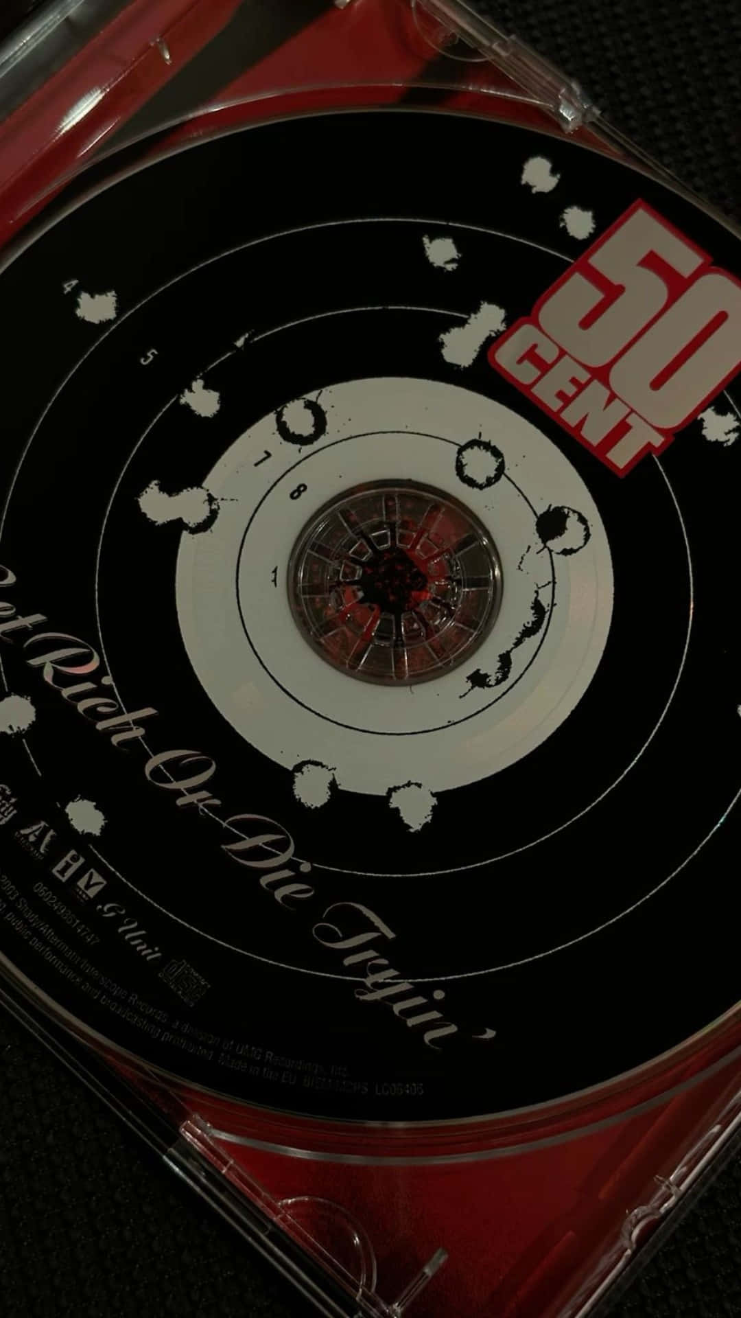  壁紙 — 50 Cent CD 嘅特寫，有子彈窿圖案同紅色膠盒。